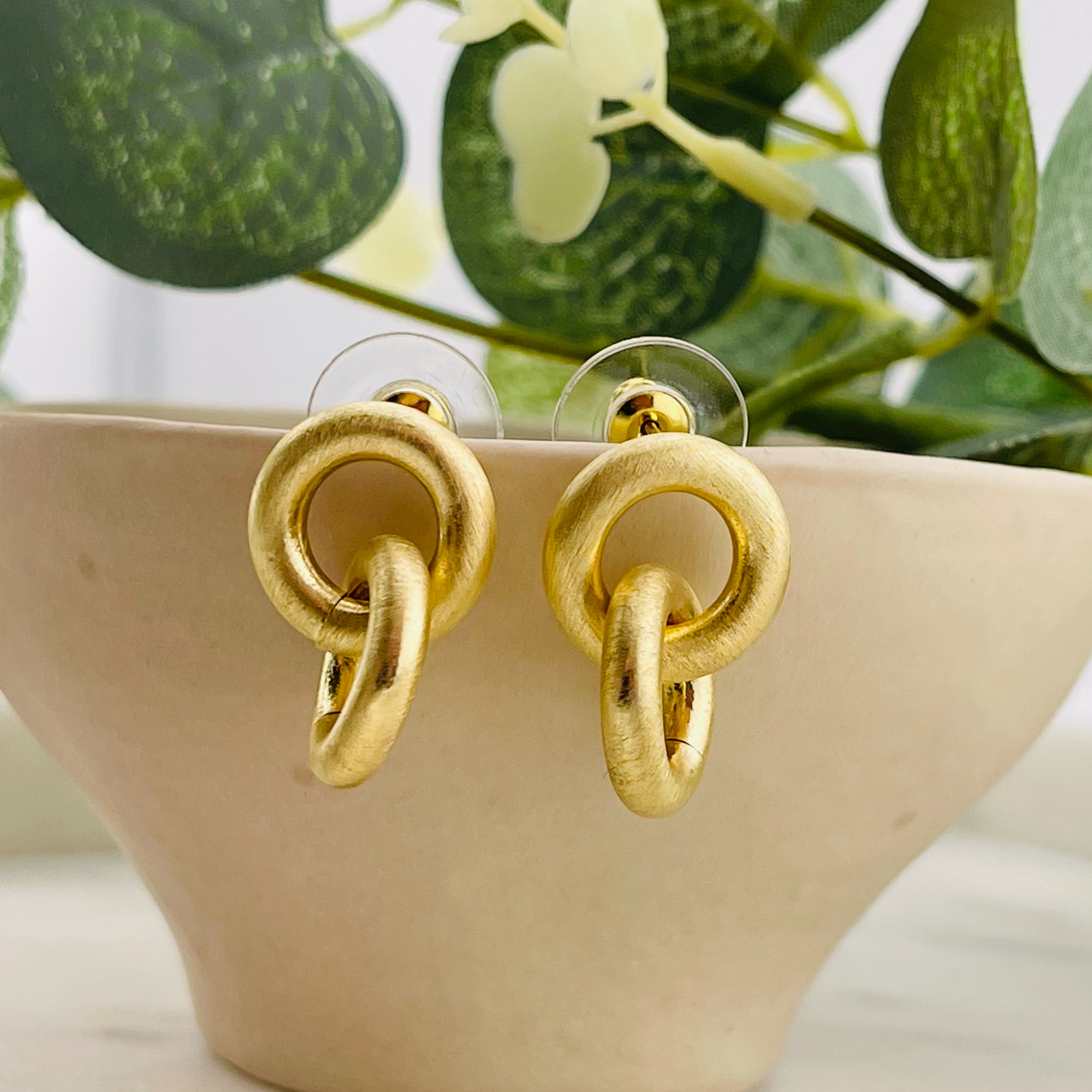 Goldene Ohrstecker mit Ringanhängern Dänisches Design Mele