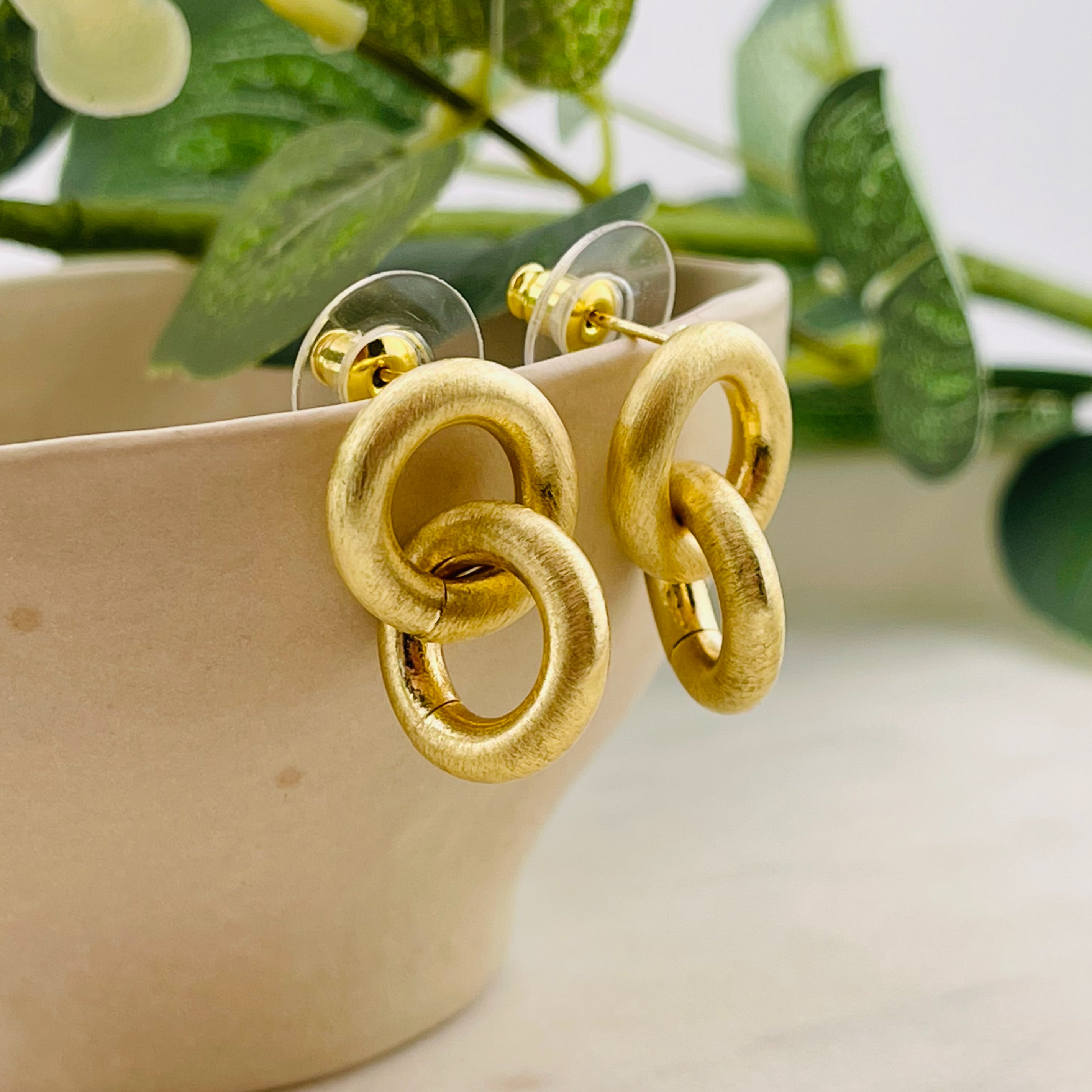 Goldene Ohrstecker mit Ringanhängern Dänisches Design Mele
