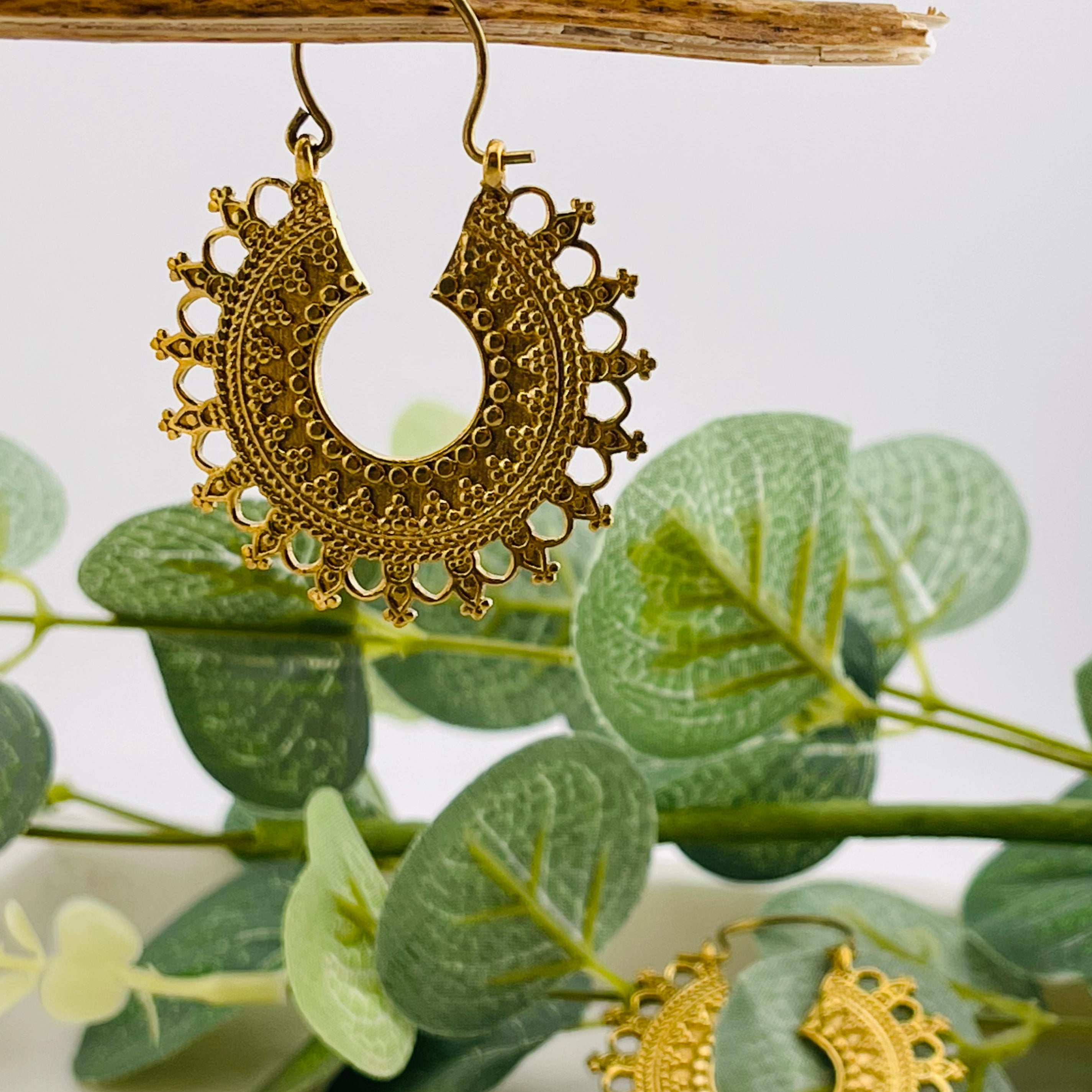 Goldene Hippie-Ohrringe mit orientalischem Design Iwalani