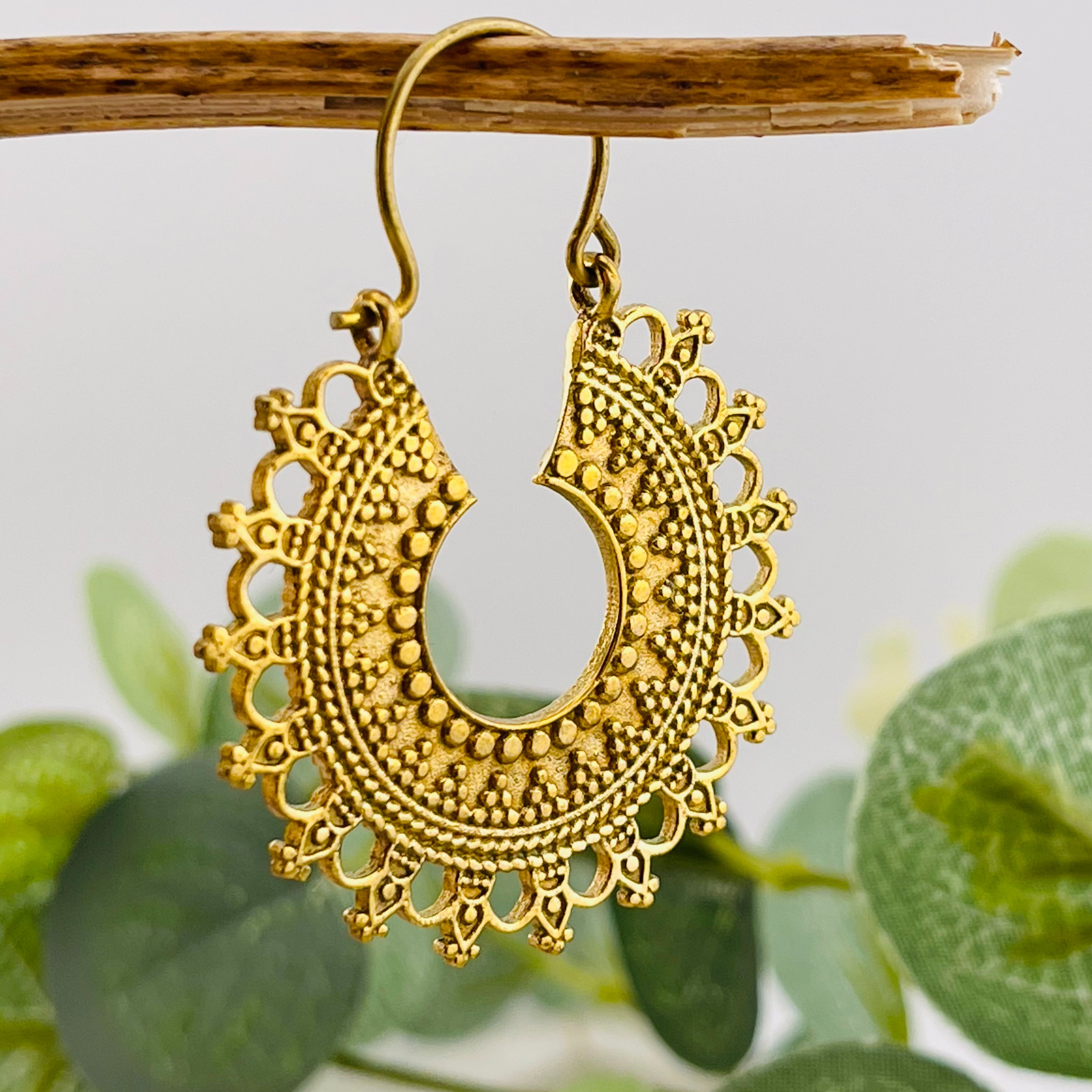 Goldene Hippie-Ohrringe mit orientalischem Design Iwalani