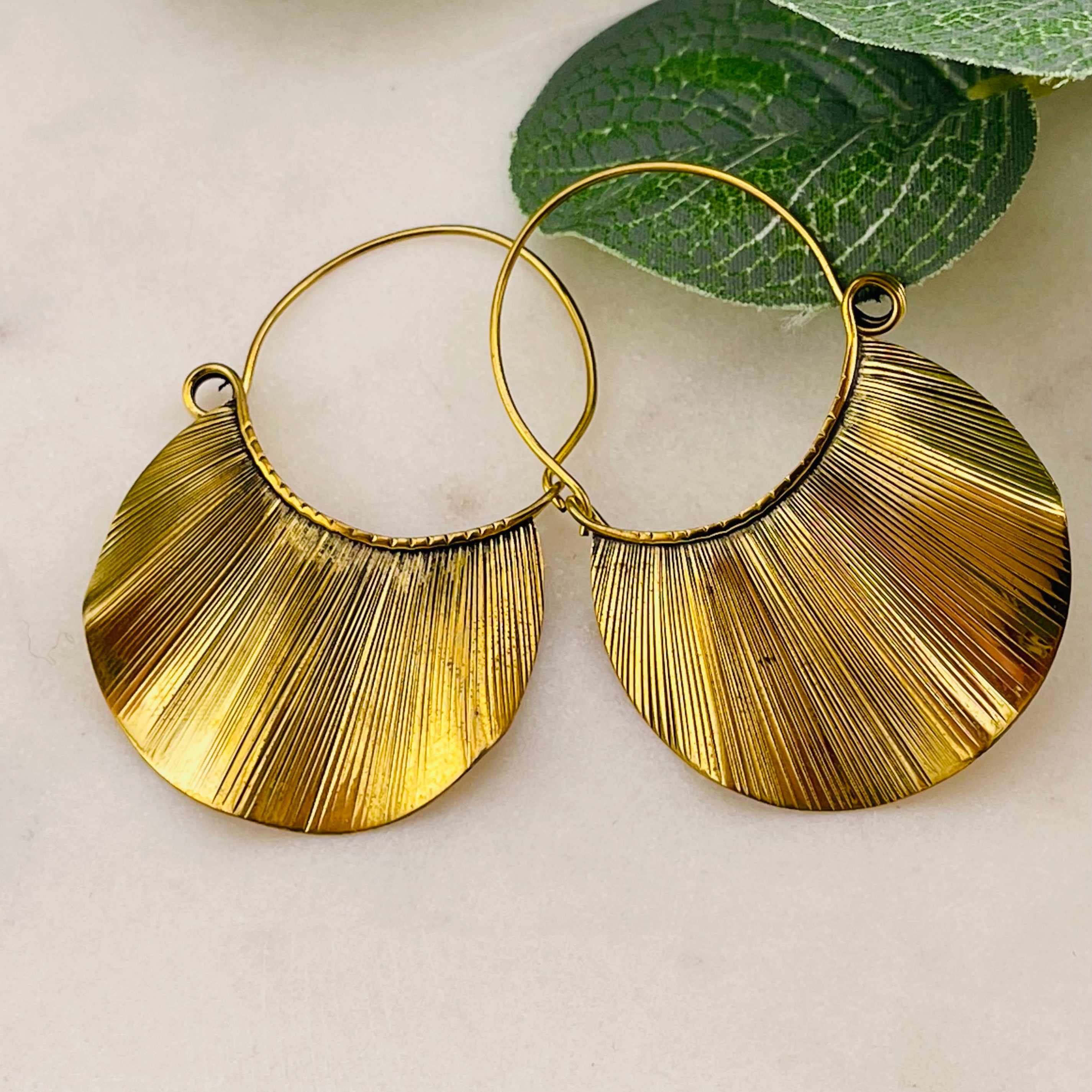 Goldene Hippie-Ohrringe mit Festival Look Ivy