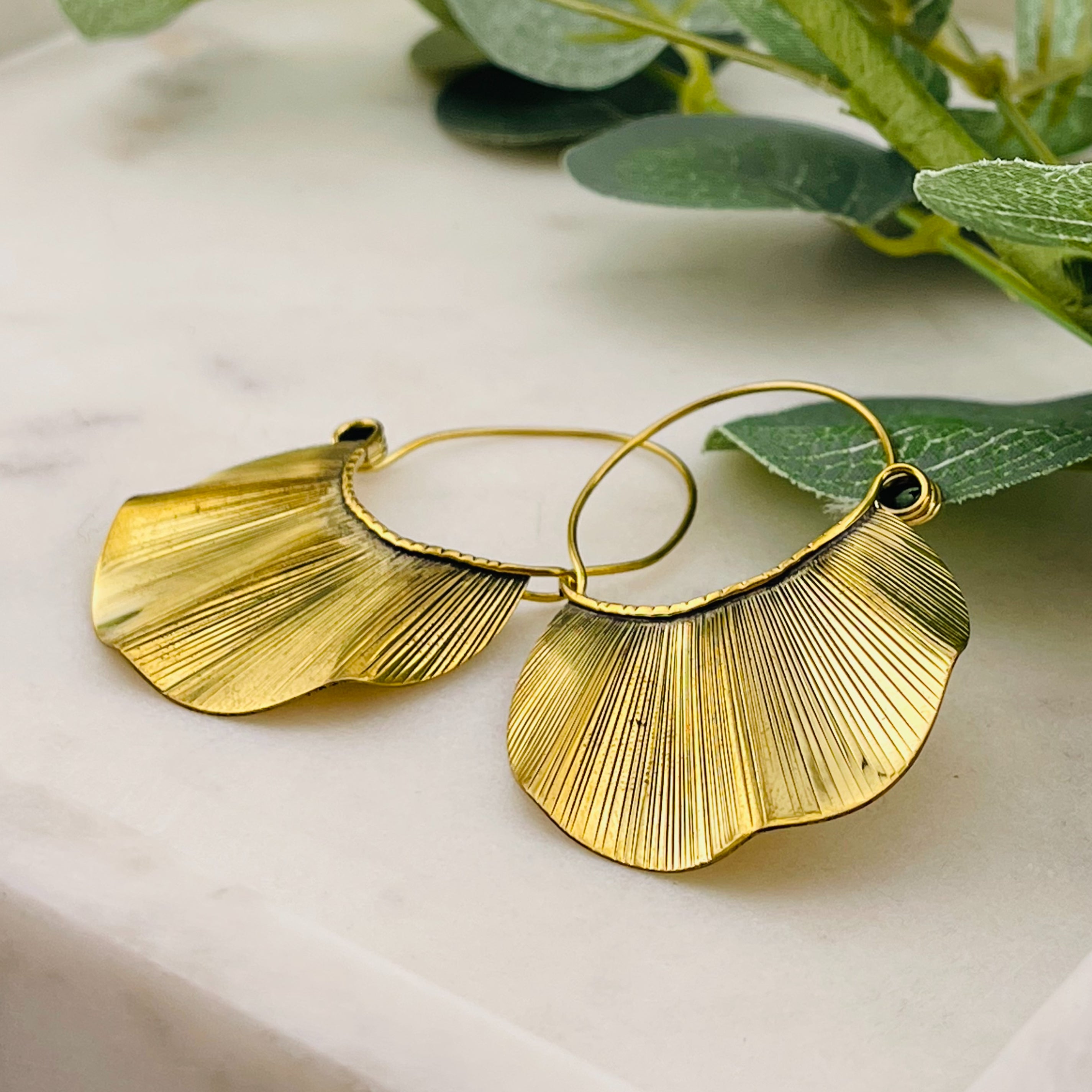 Goldene Hippie-Ohrringe mit Festival Look Ivy