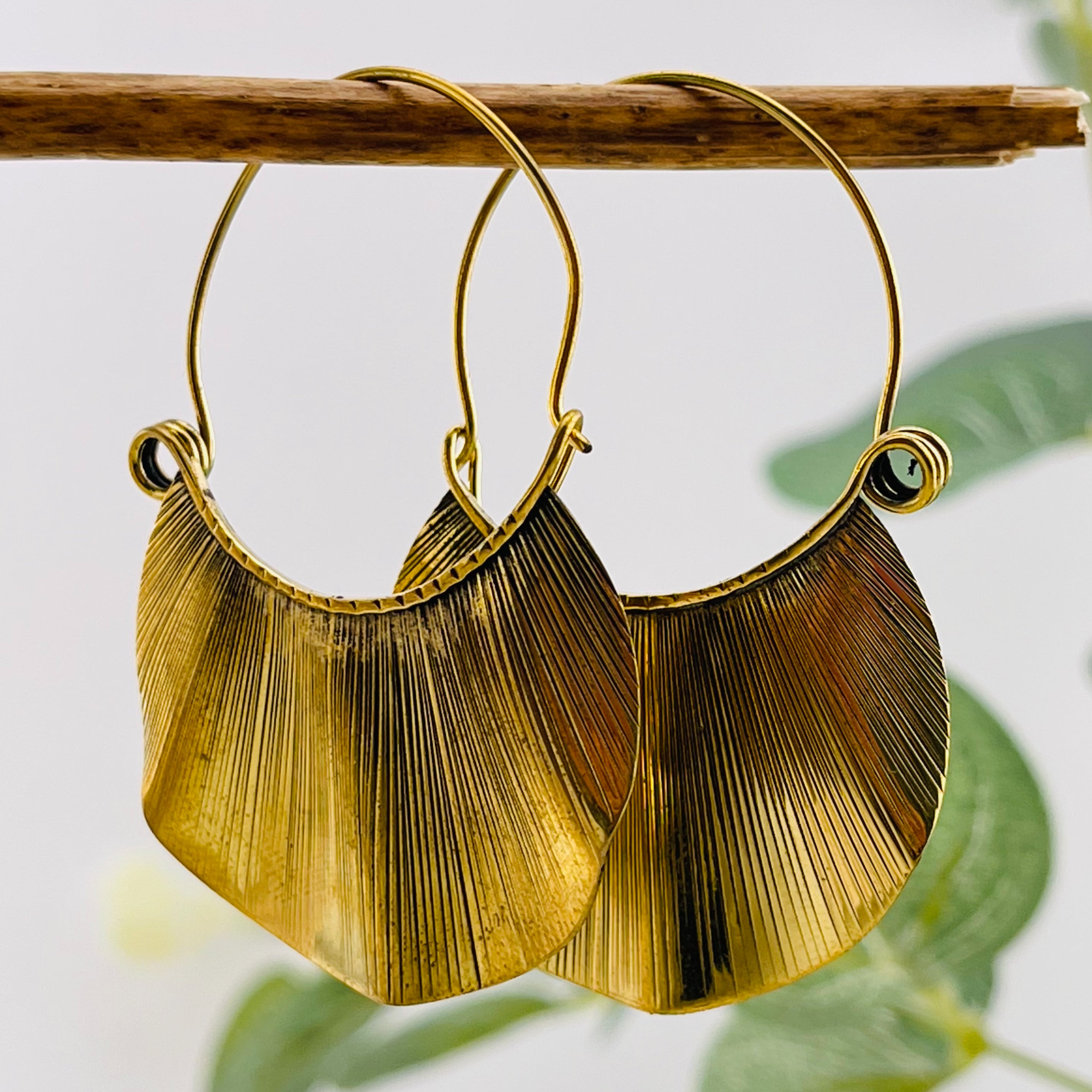 Goldene Hippie-Ohrringe mit Festival Look Ivy