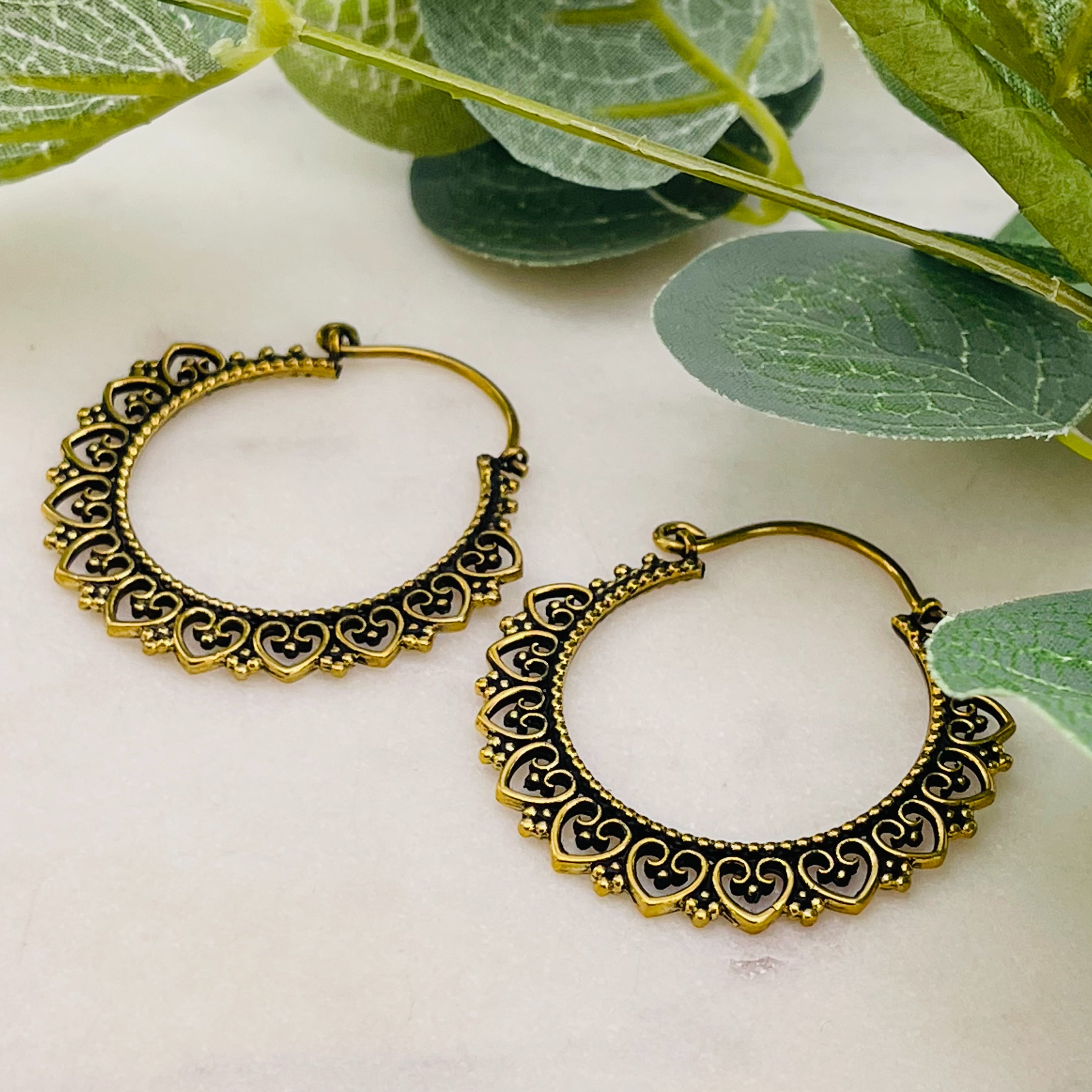 Goldene Hippie-Creolen Ohrringe mit Messing-Herzen Piya