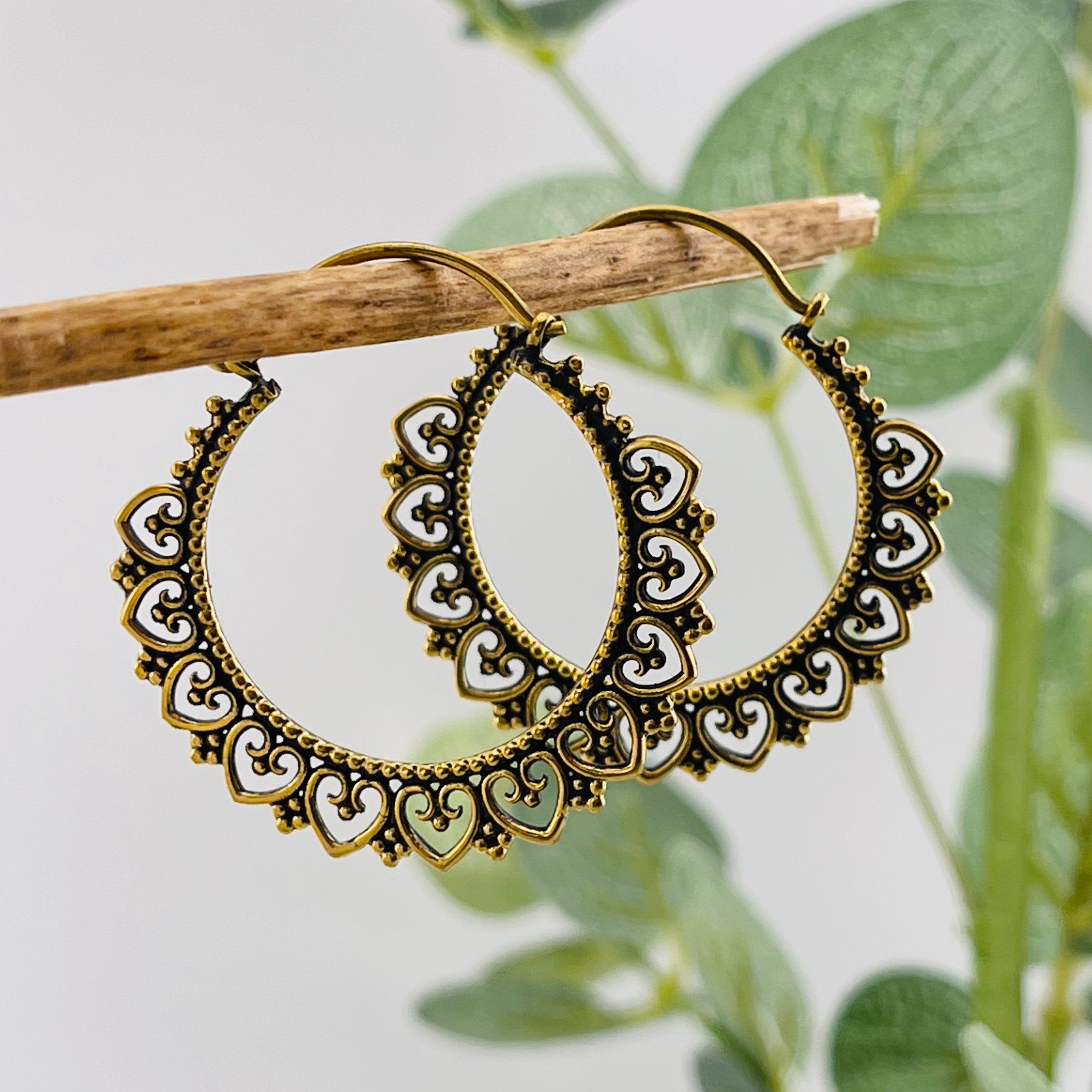 Goldene Hippie-Creolen Ohrringe mit Messing-Herzen Piya