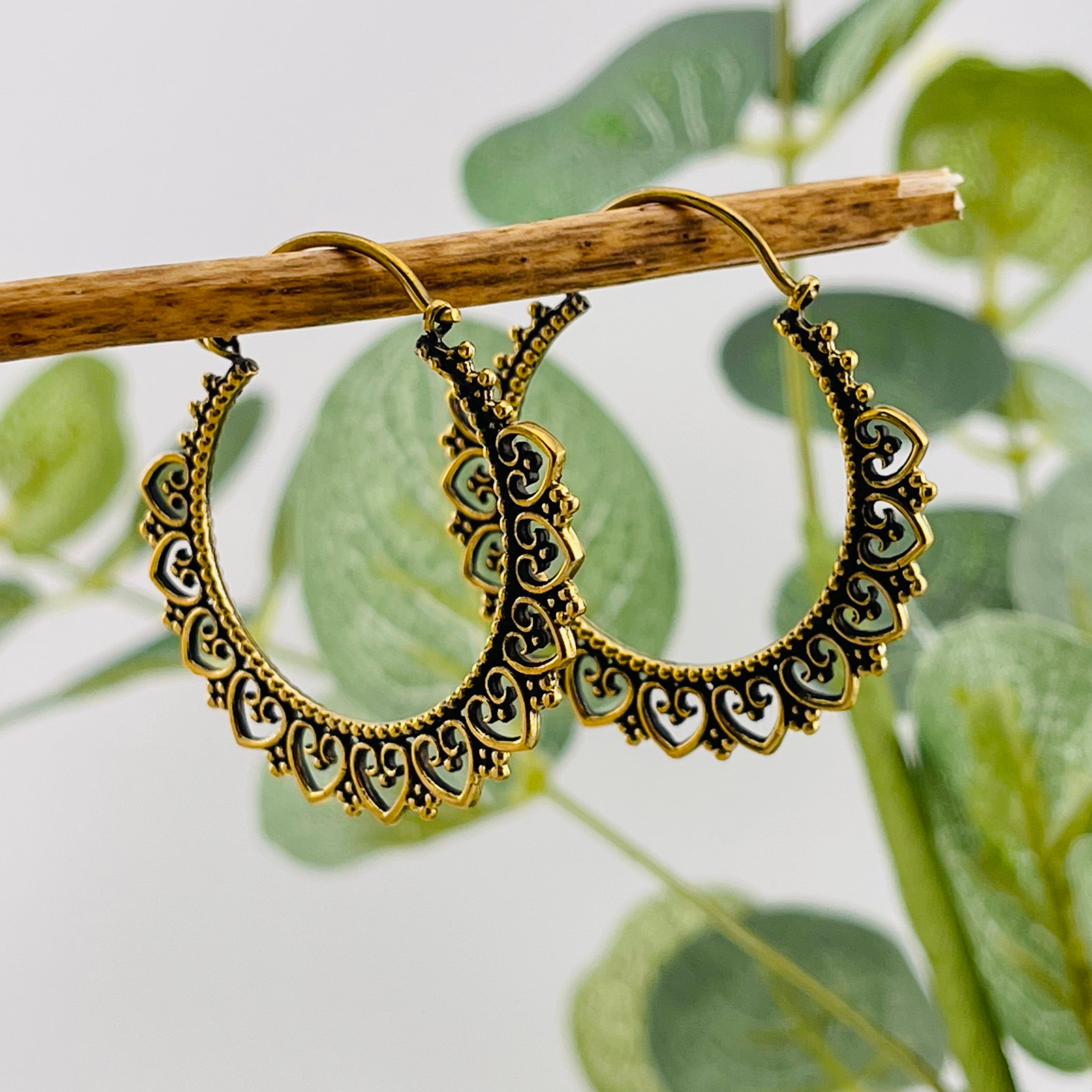 Goldene Hippie-Creolen Ohrringe mit Messing-Herzen Piya