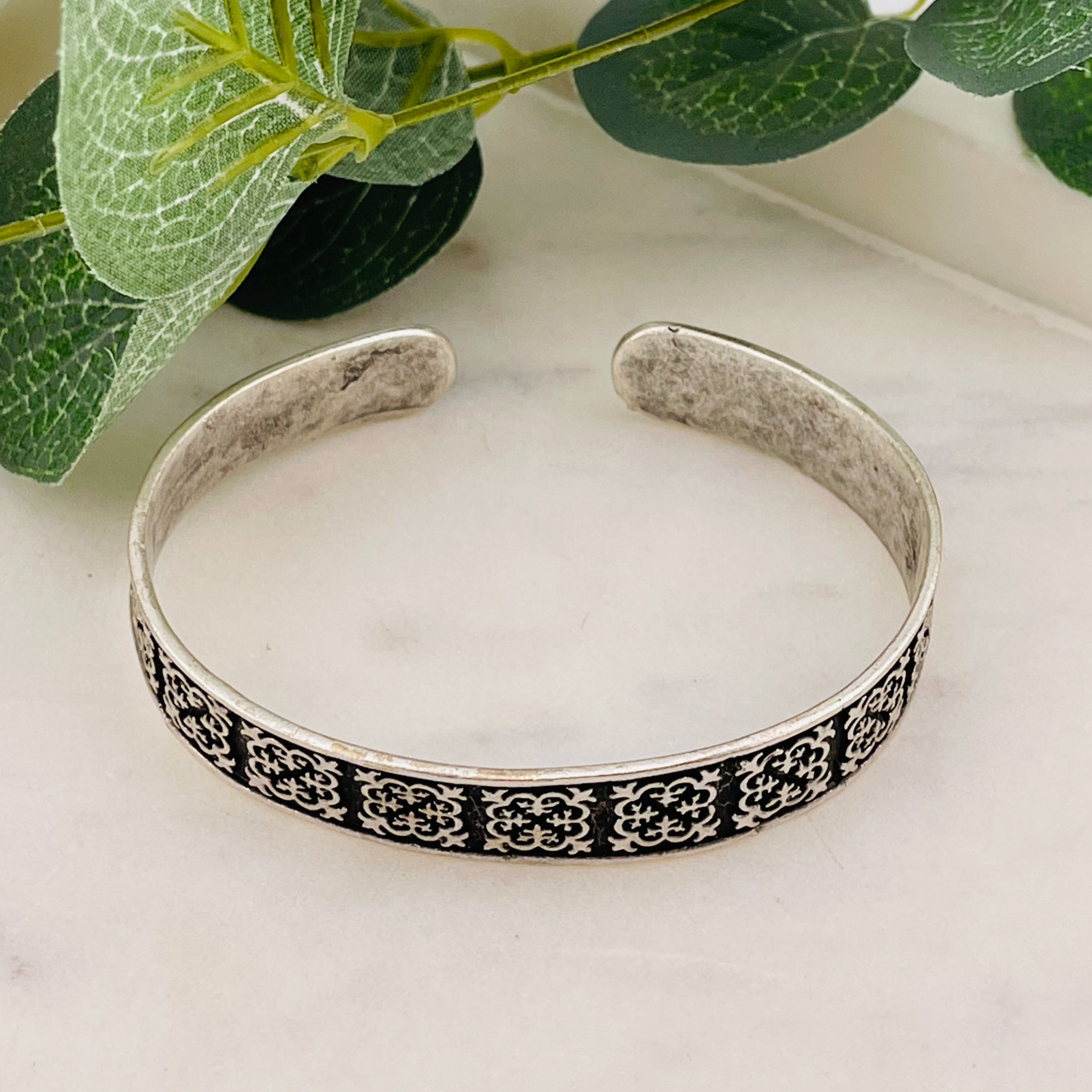 Silberarmreif mit Ornamenten Boho-Style Sia