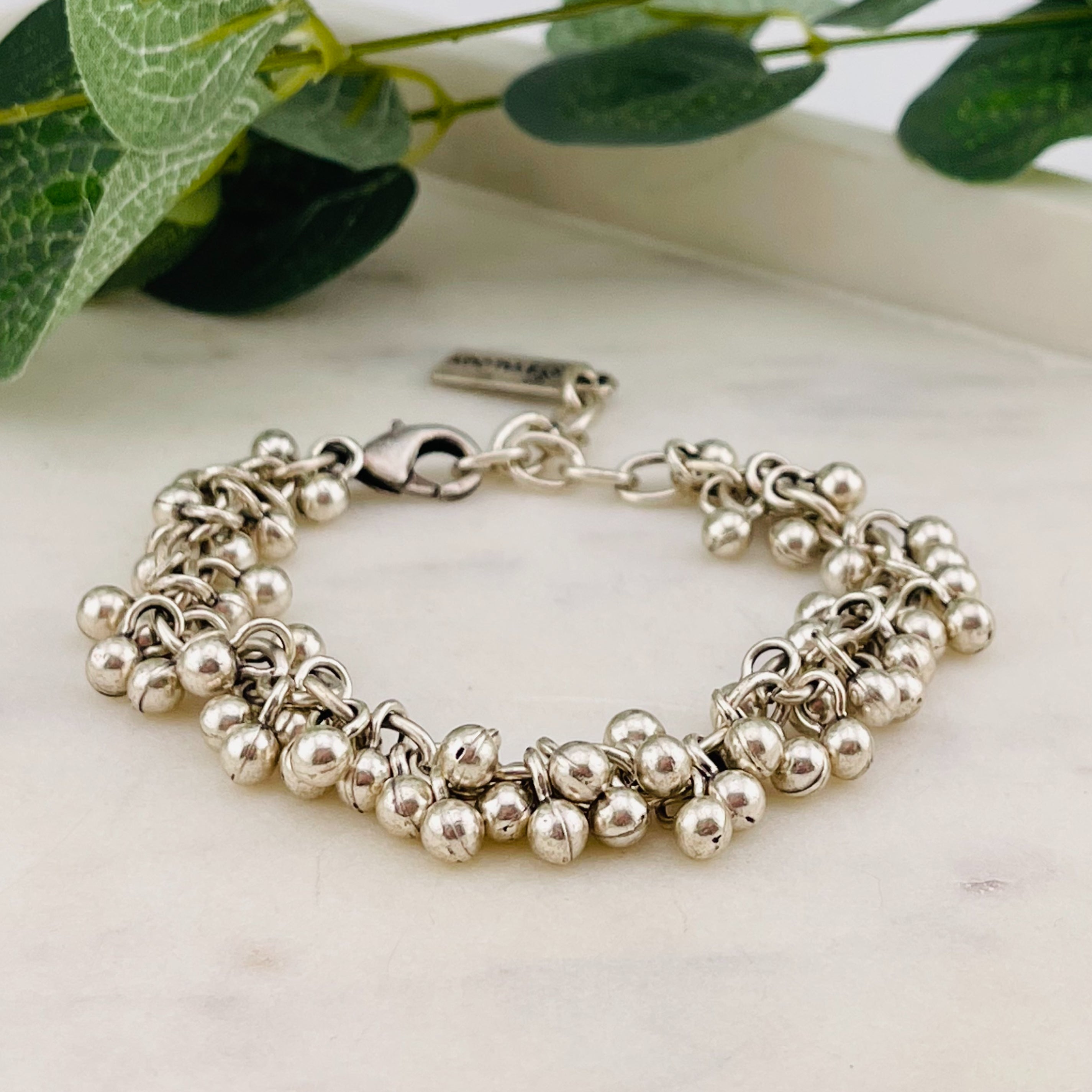 Verspielte Boho-Armkette Silber mit Perlenanhängern Aliya
