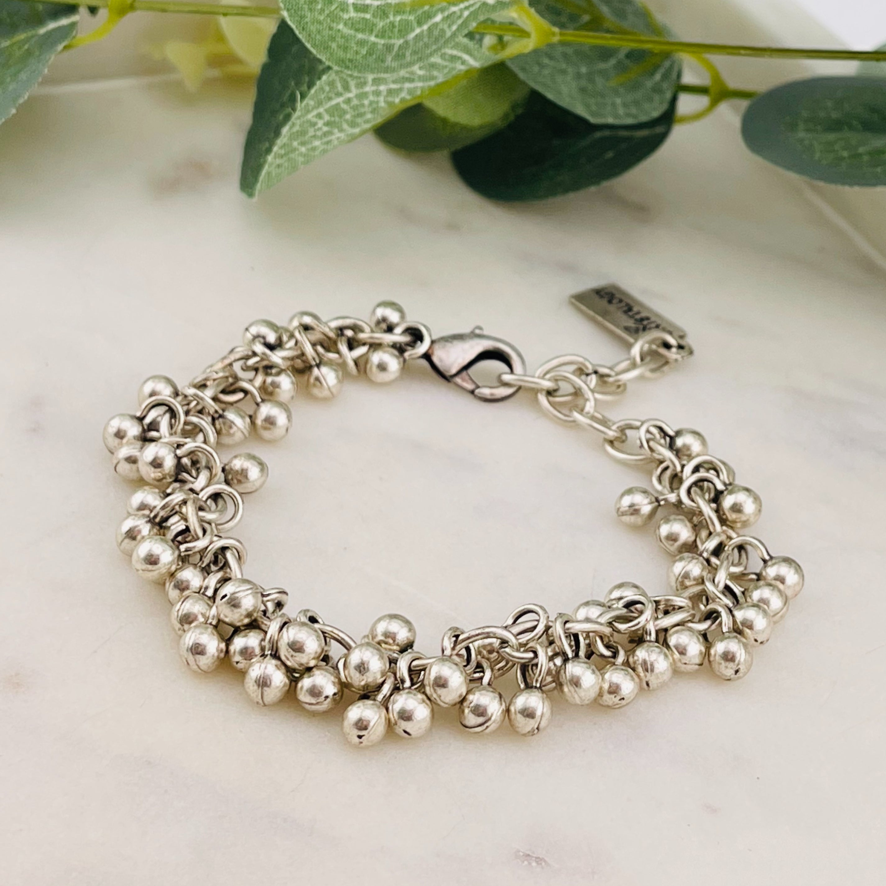 Verspielte Boho-Armkette Silber mit Perlenanhängern Aliya