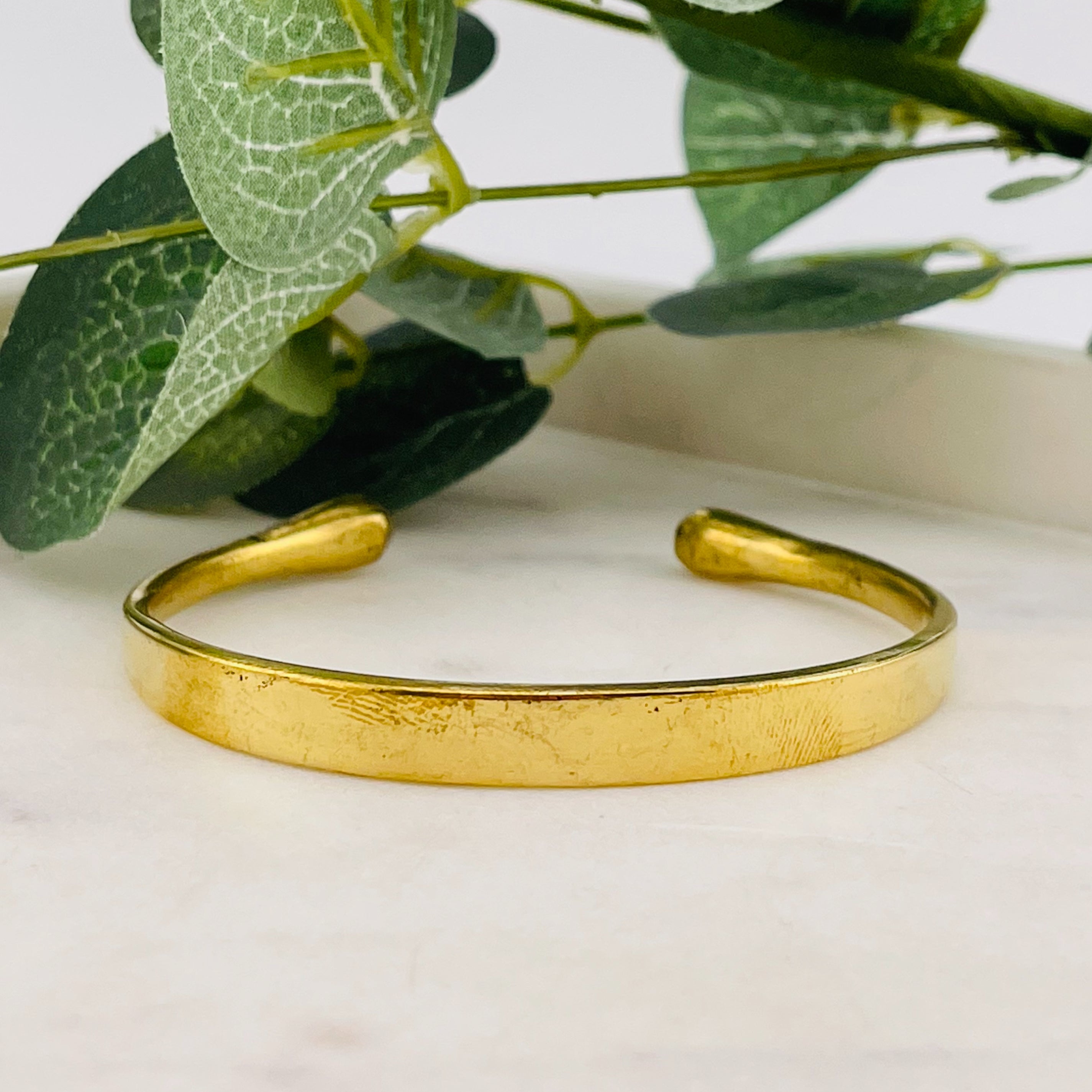 Trendige Armspange aus goldenem Messing Jane