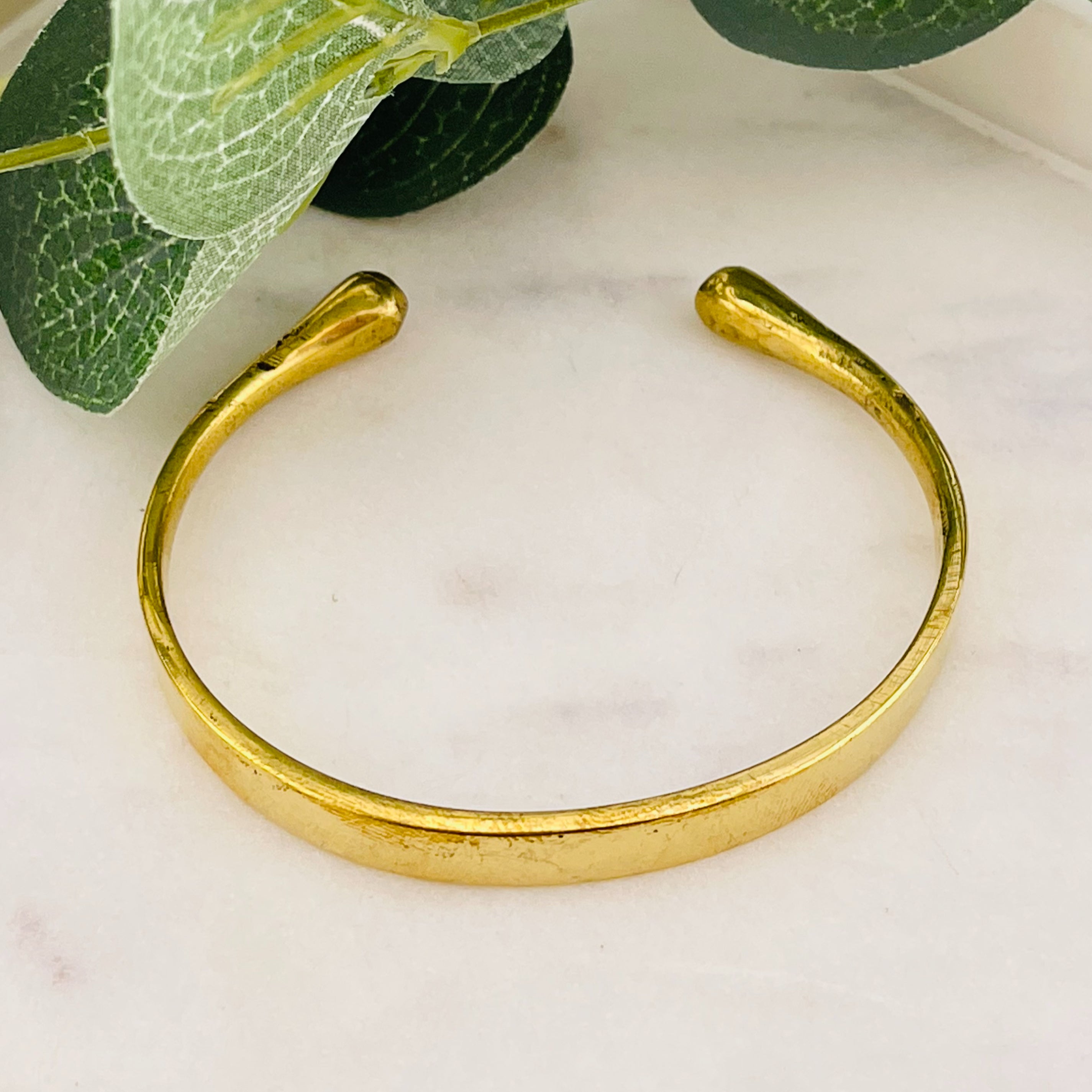 Trendige Armspange aus goldenem Messing Jane