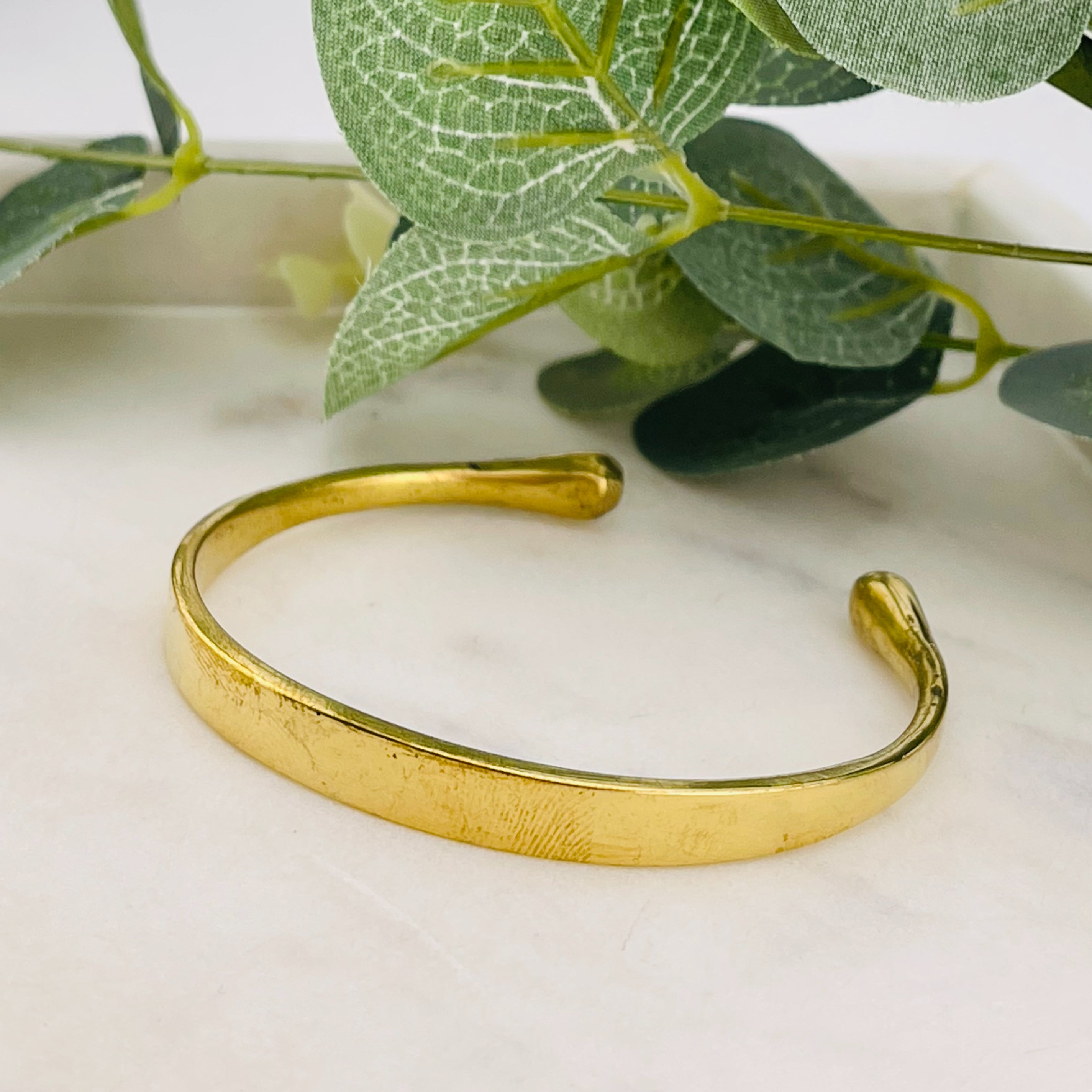 Trendige Armspange aus goldenem Messing Jane