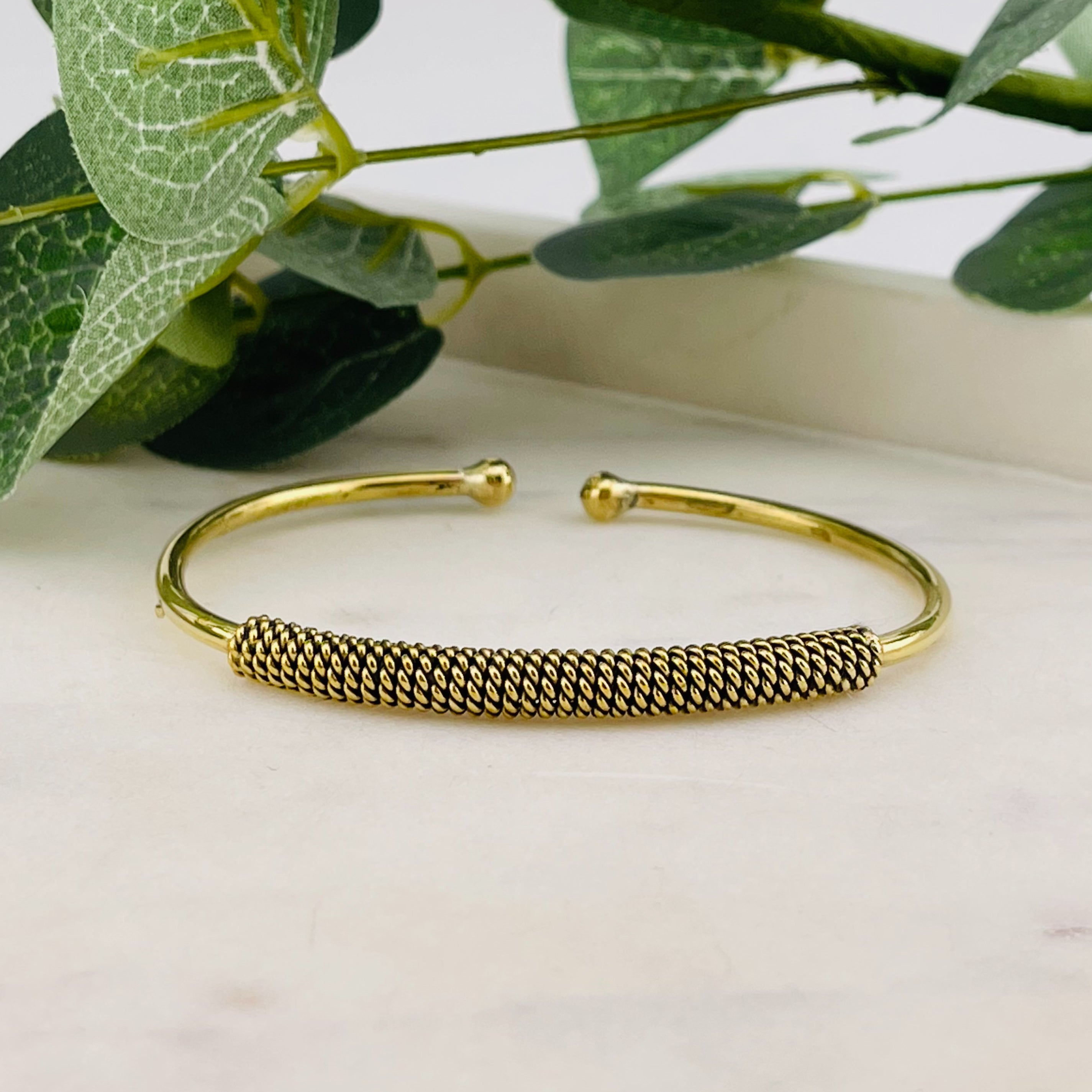 Offener Armreif aus goldenem Messing Boho-Style Lyra