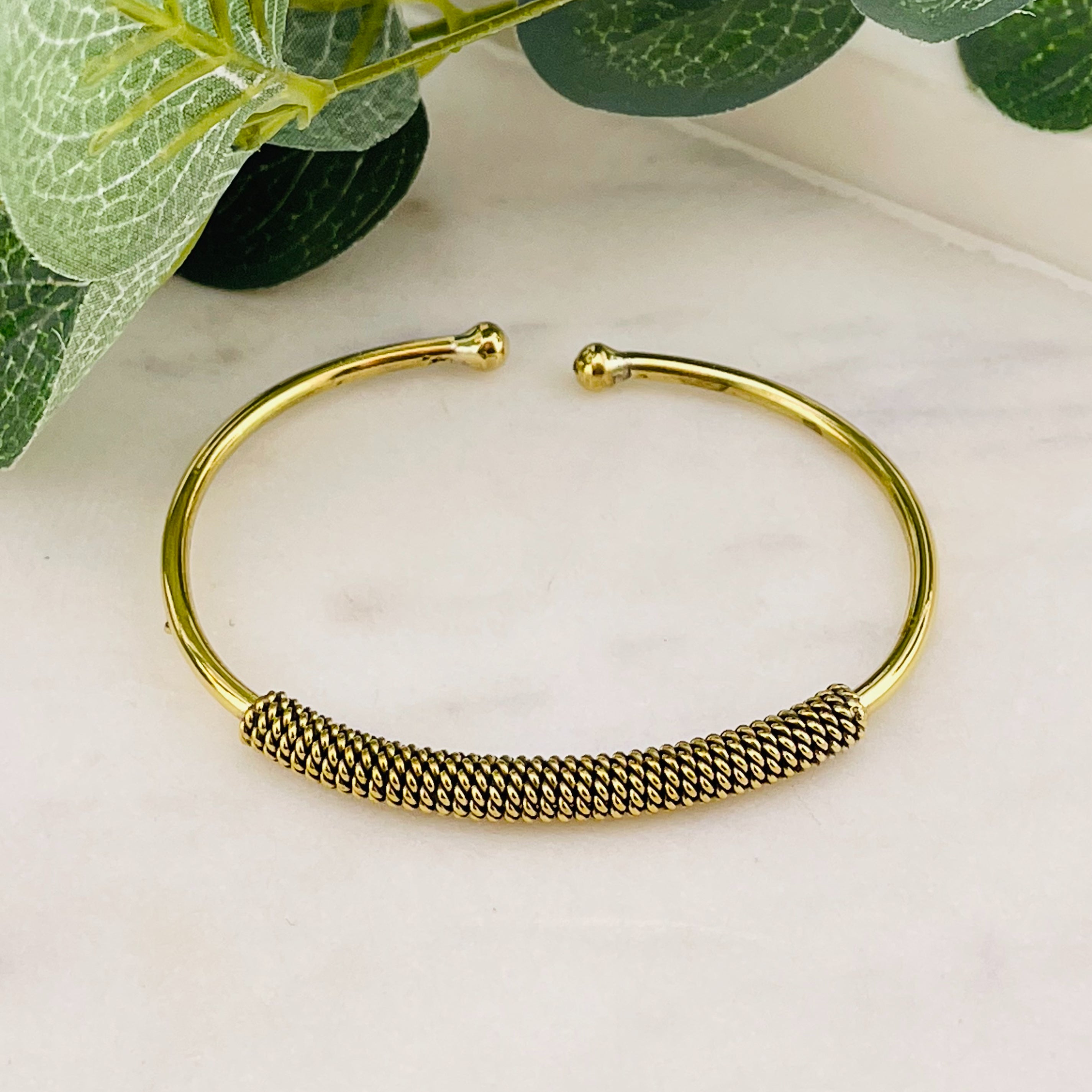 Offener Armreif aus goldenem Messing Boho-Style Lyra