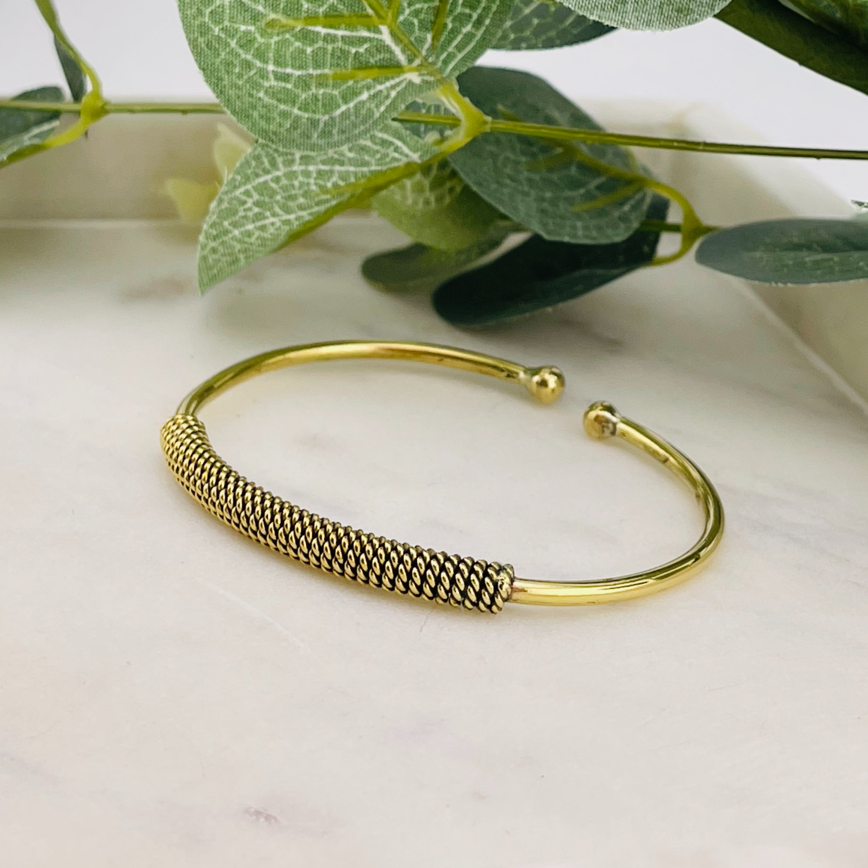 Offener Armreif aus goldenem Messing Boho-Style Lyra