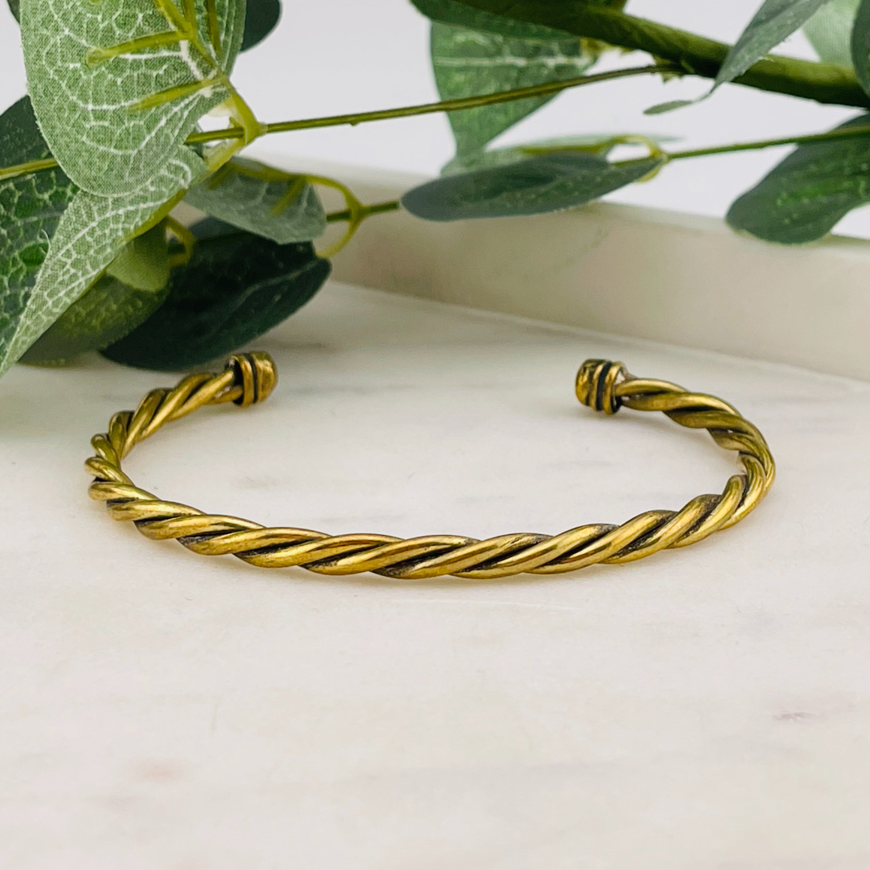 Goldene Armspange mit Kordel-Design aus Messing Madi