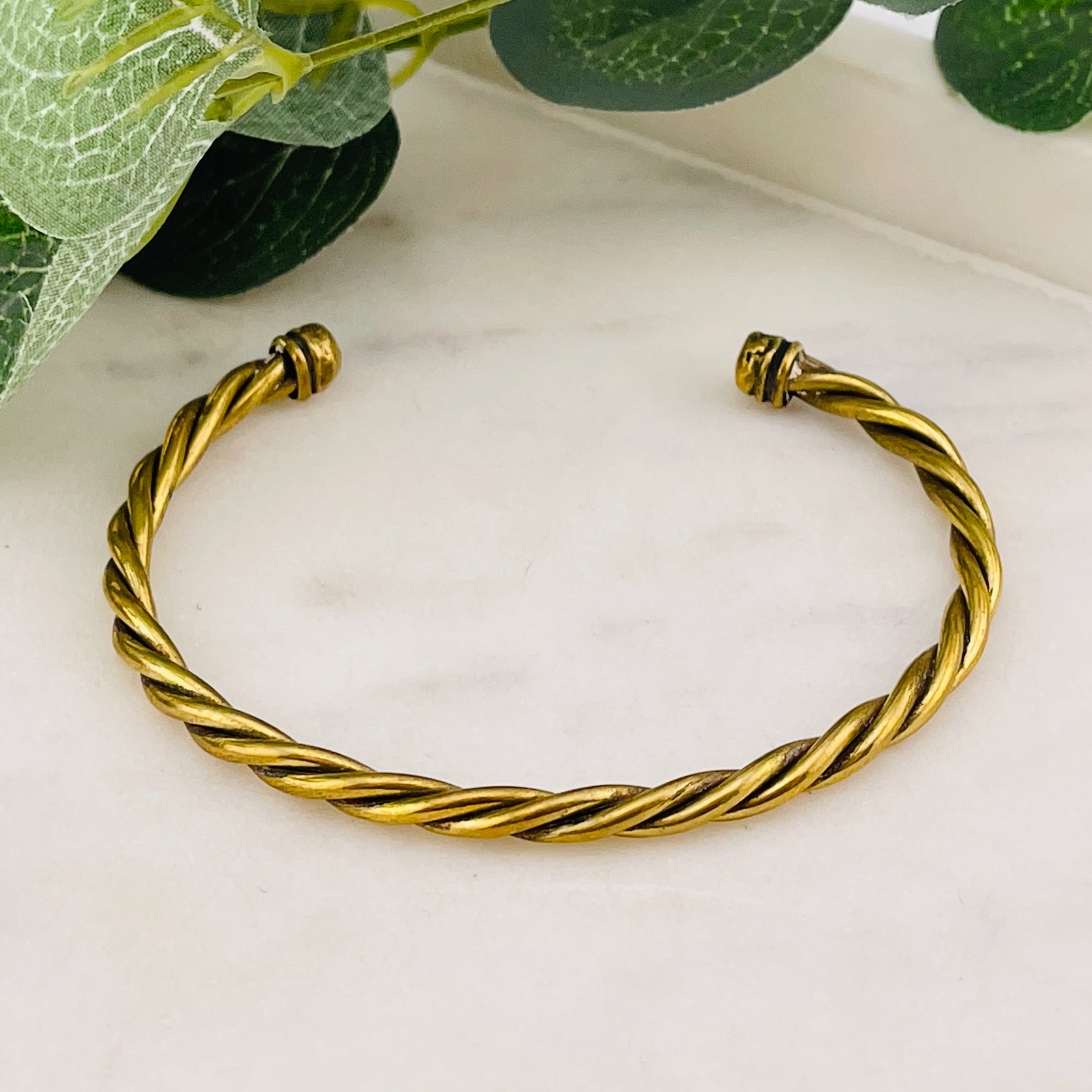 Goldene Armspange mit Kordel-Design aus Messing Madi