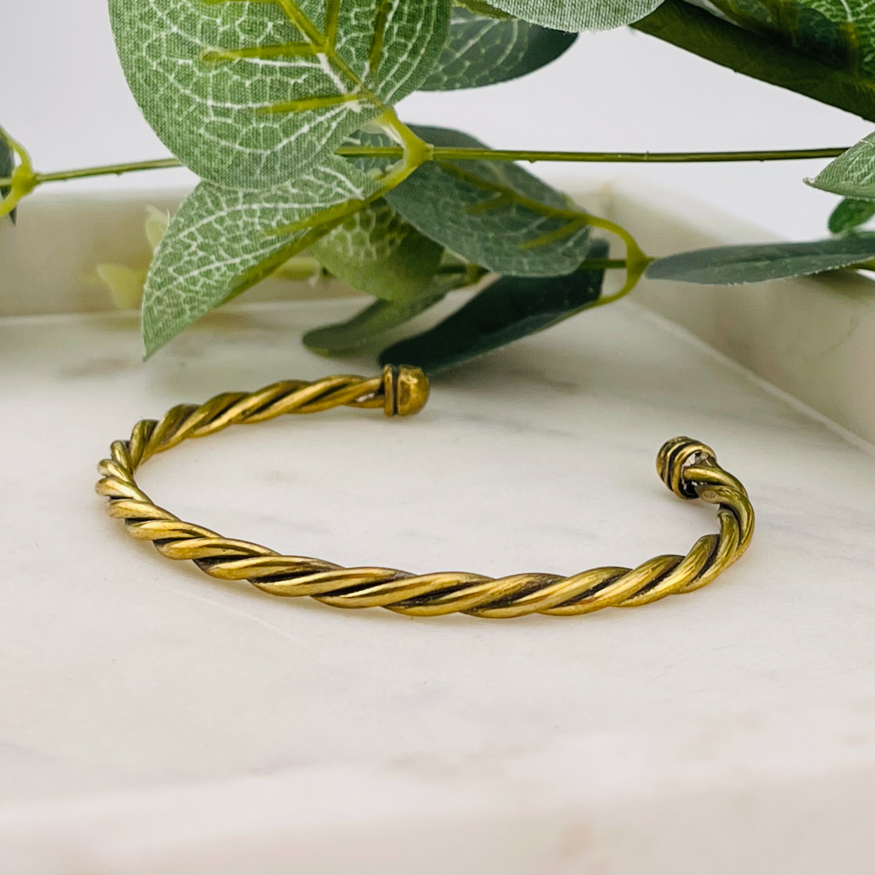 Goldene Armspange mit Kordel-Design aus Messing Madi