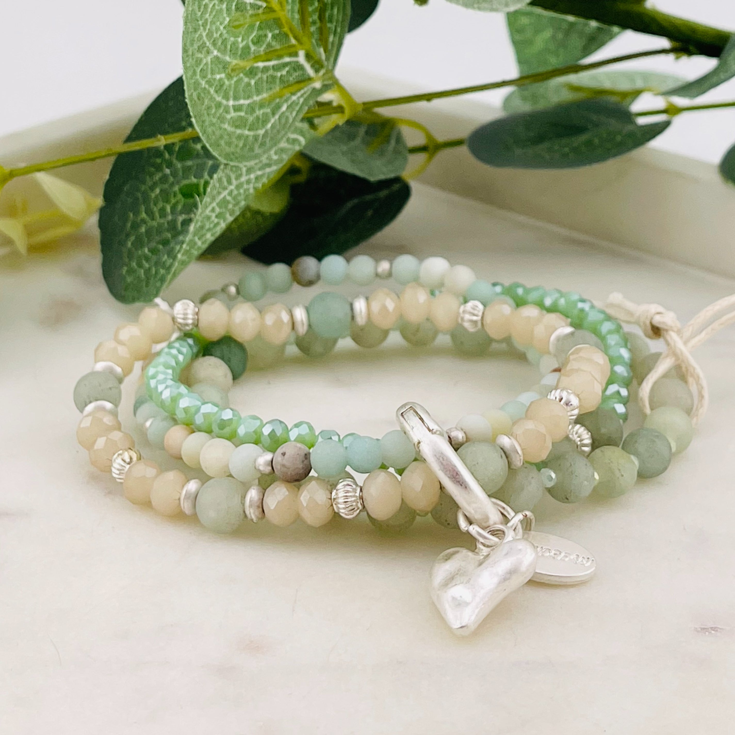 Elastisches Armband mit grüner Jade und Silberperlen Rhine