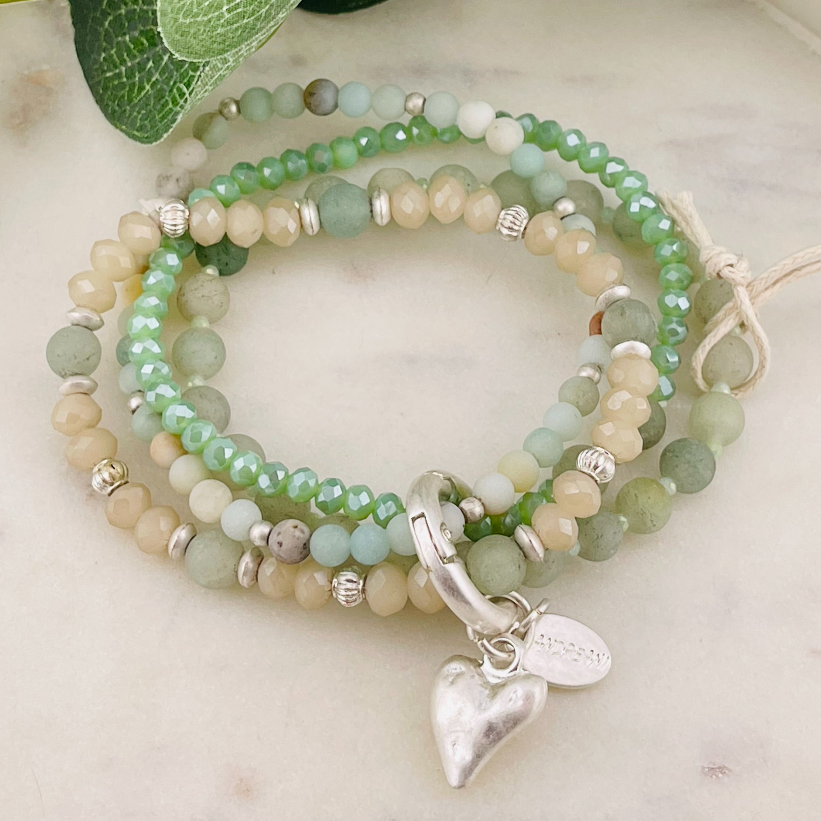 Elastisches Armband mit grüner Jade und Silberperlen Rhine