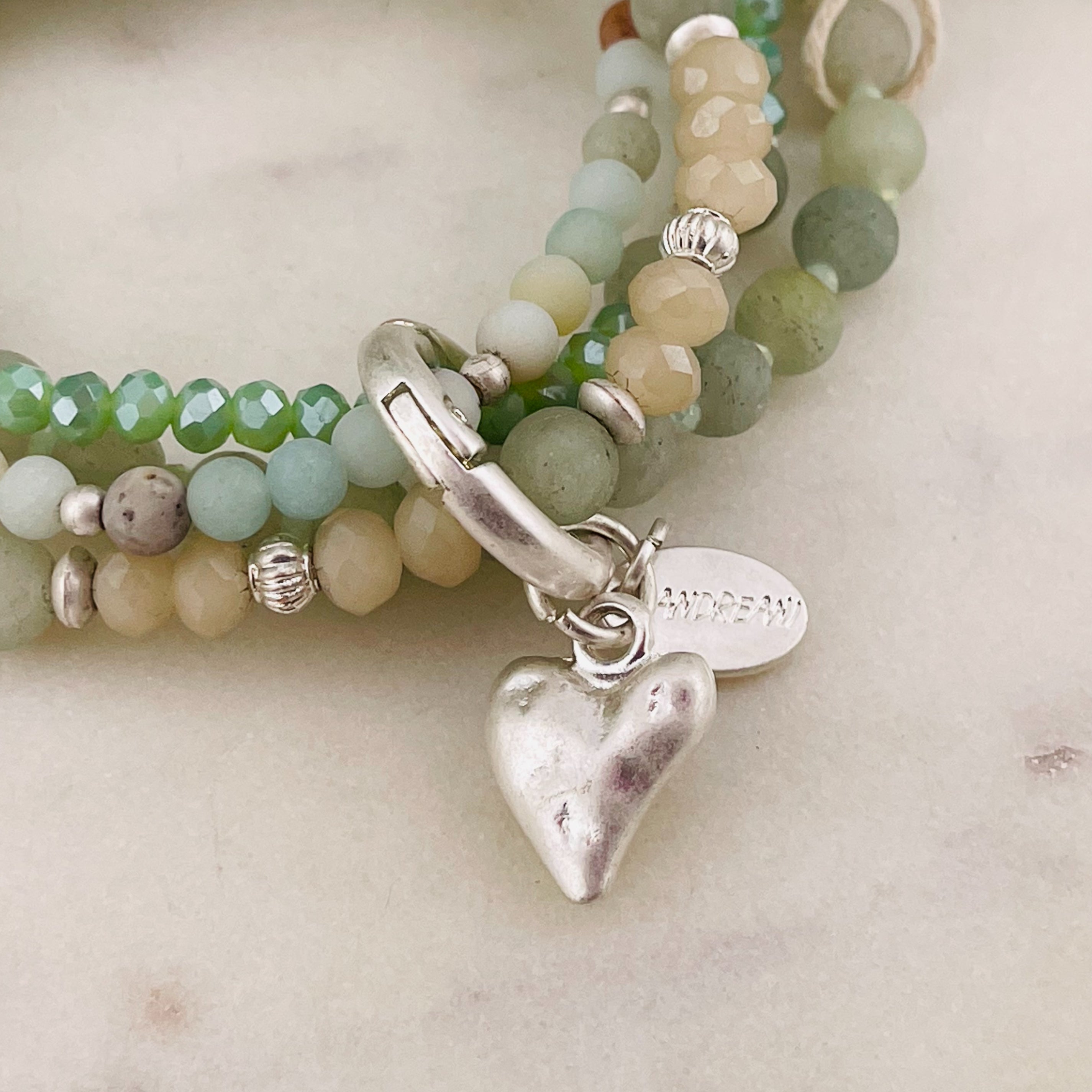 Elastisches Armband mit grüner Jade und Silberperlen Rhine