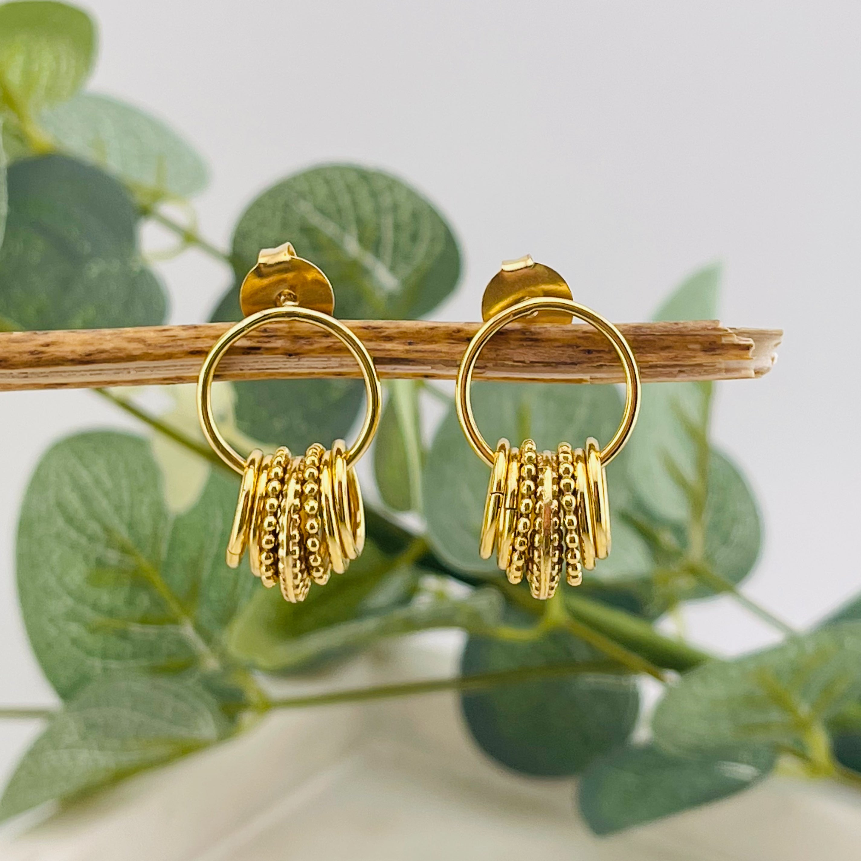 Goldene Ohrstecker mit Ringanhängern Pink Sand Bell