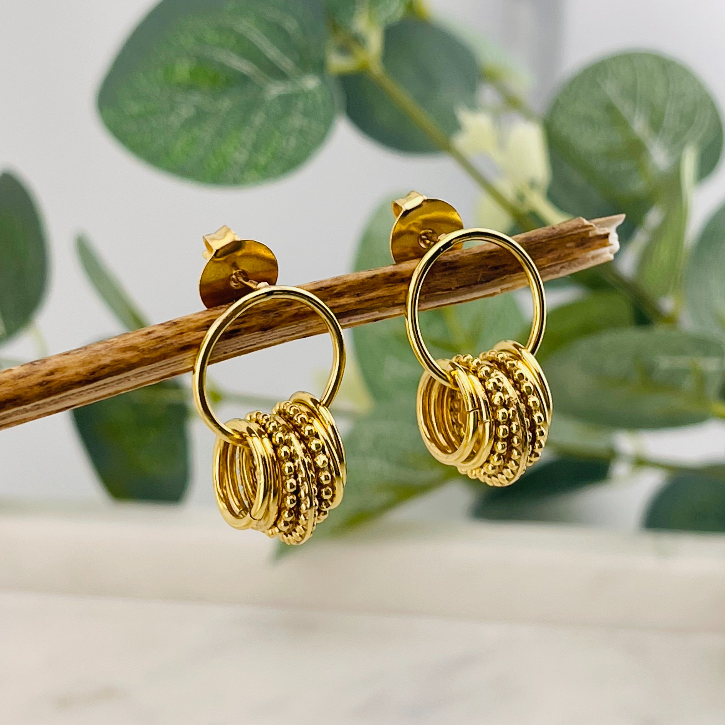 Goldene Ohrstecker mit Ringanhängern Pink Sand Bell