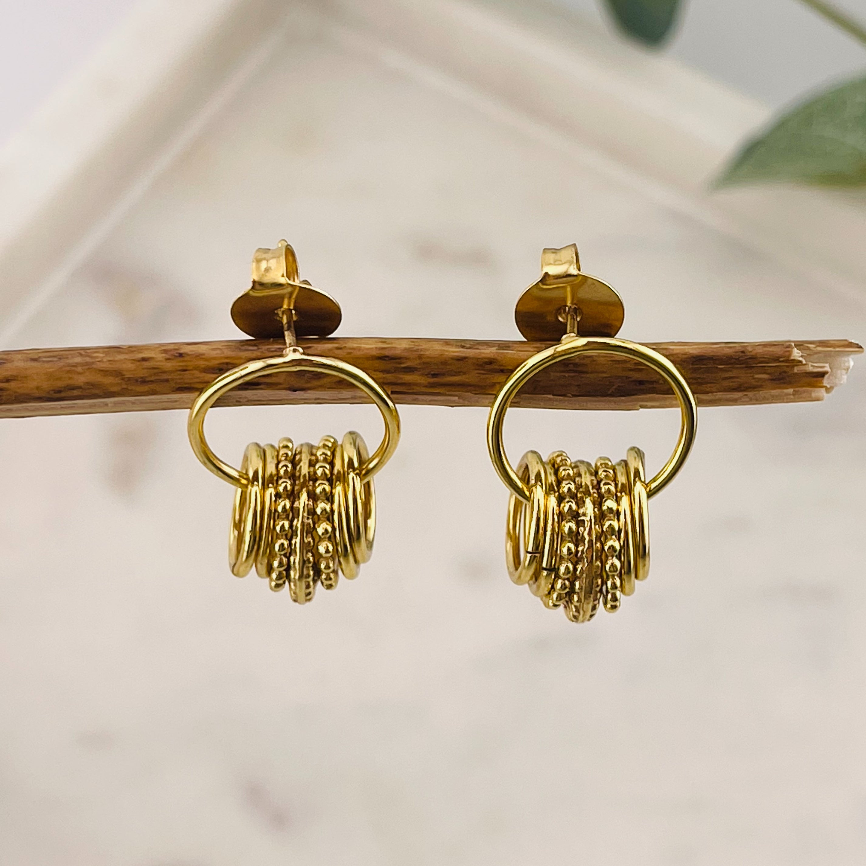 Goldene Ohrstecker mit Ringanhängern Pink Sand Bell