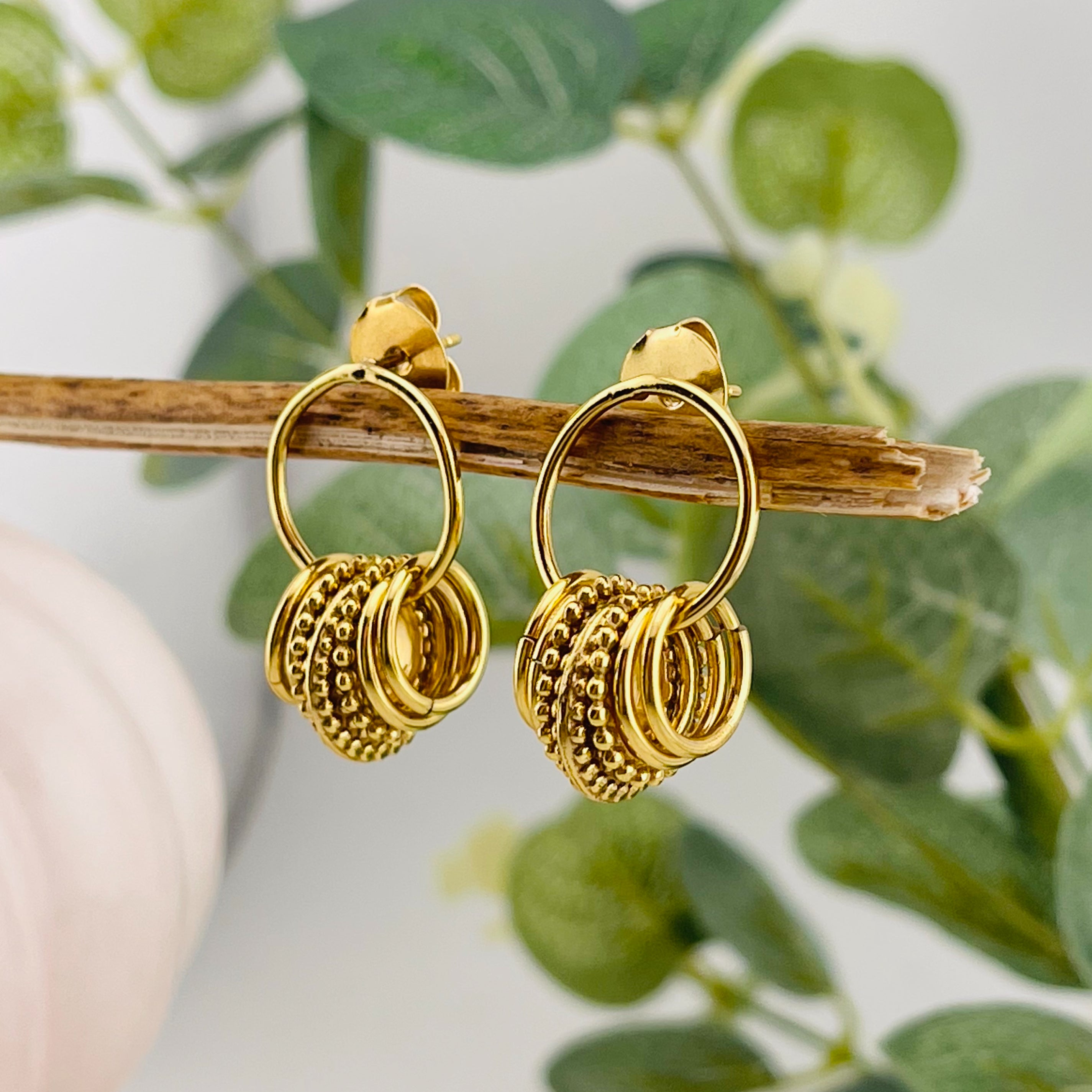 Goldene Ohrstecker mit Ringanhängern Pink Sand Bell