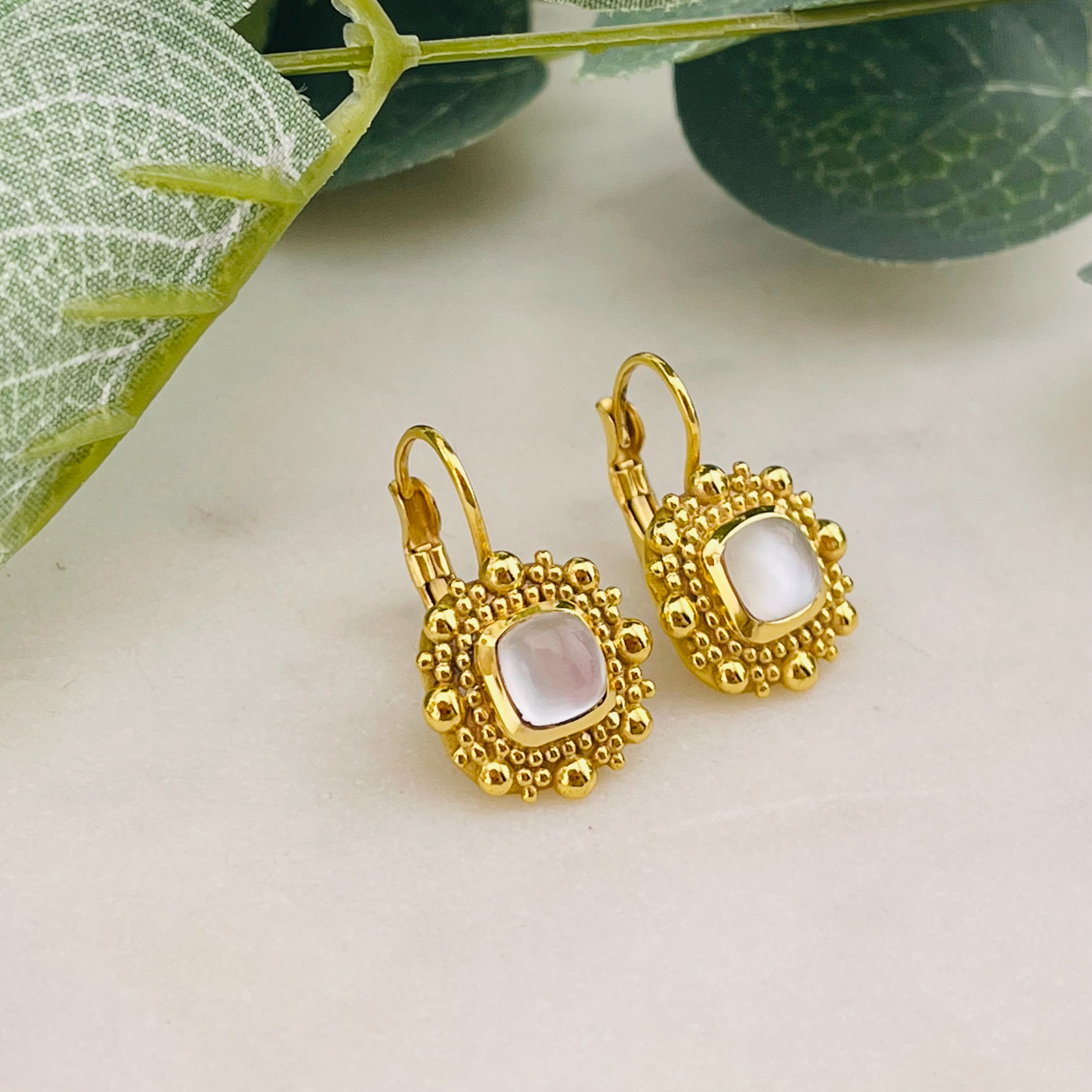 Vintage Ohrhänger Gold mit weissem Perlmutt Pink Sand Holly