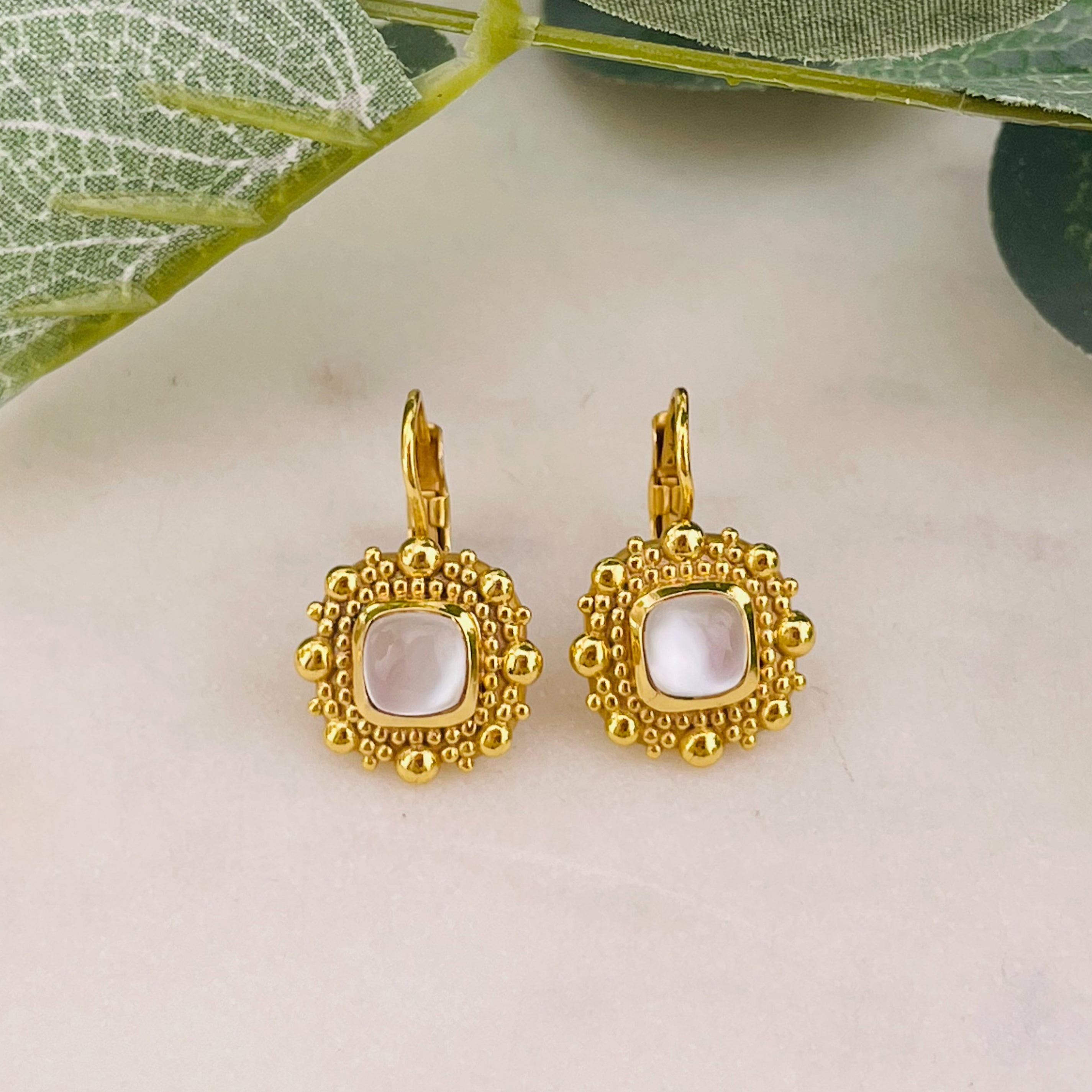 Vintage Ohrhänger Gold mit weissem Perlmutt Pink Sand Holly