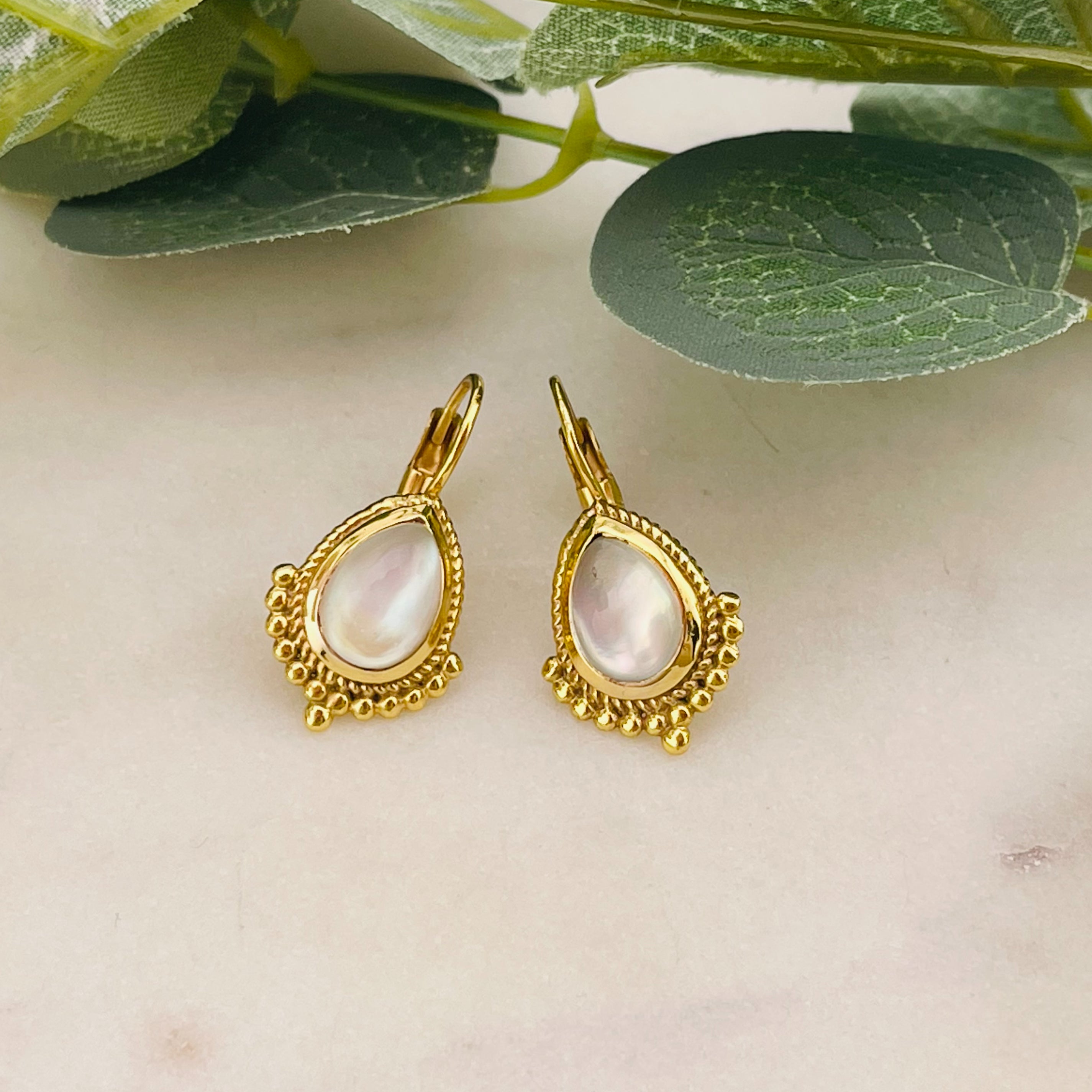 Goldene Vintage-Ohrhänger mit weissem Perlmutt Pink Sand Rachel