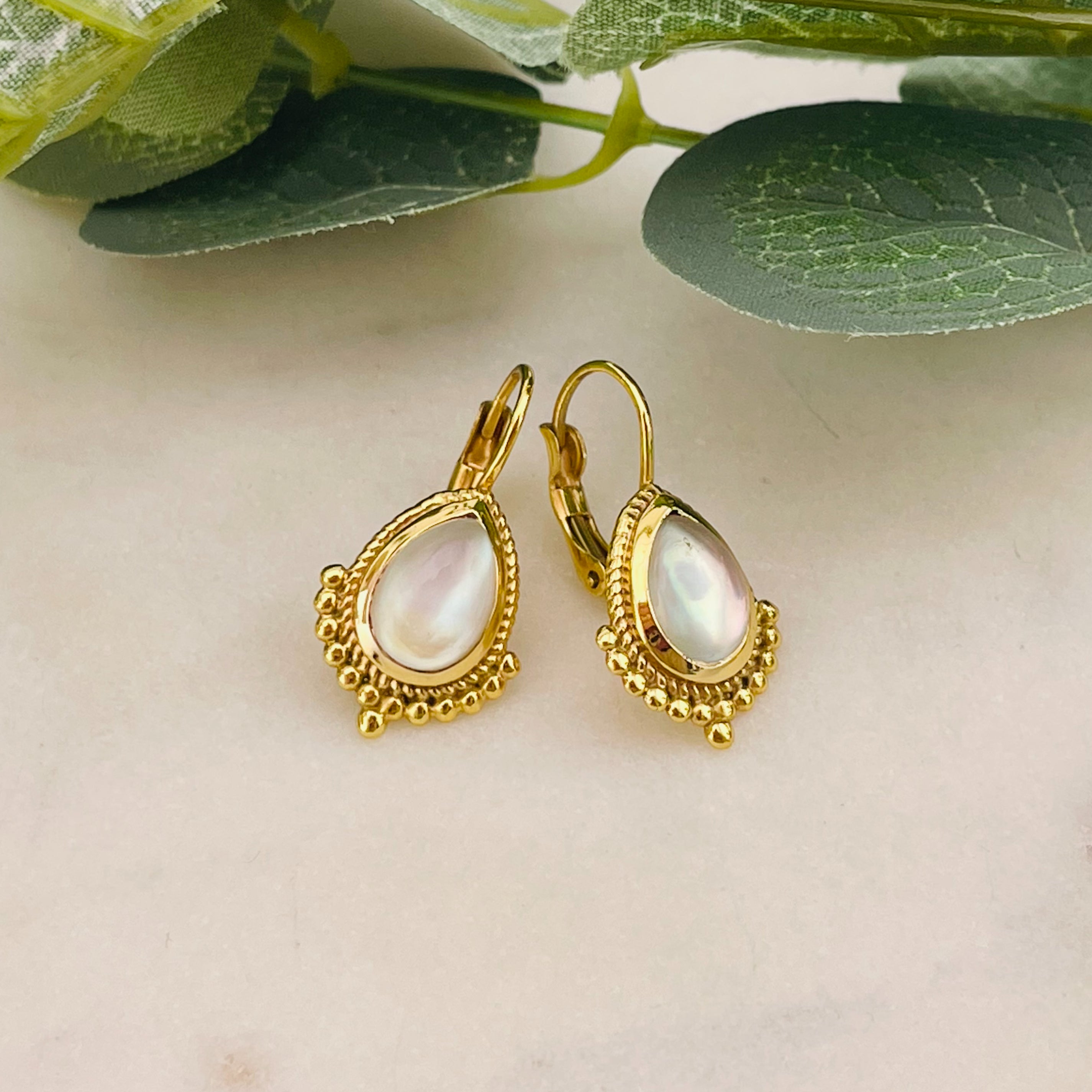 Goldene Vintage-Ohrhänger mit weissem Perlmutt Pink Sand Rachel