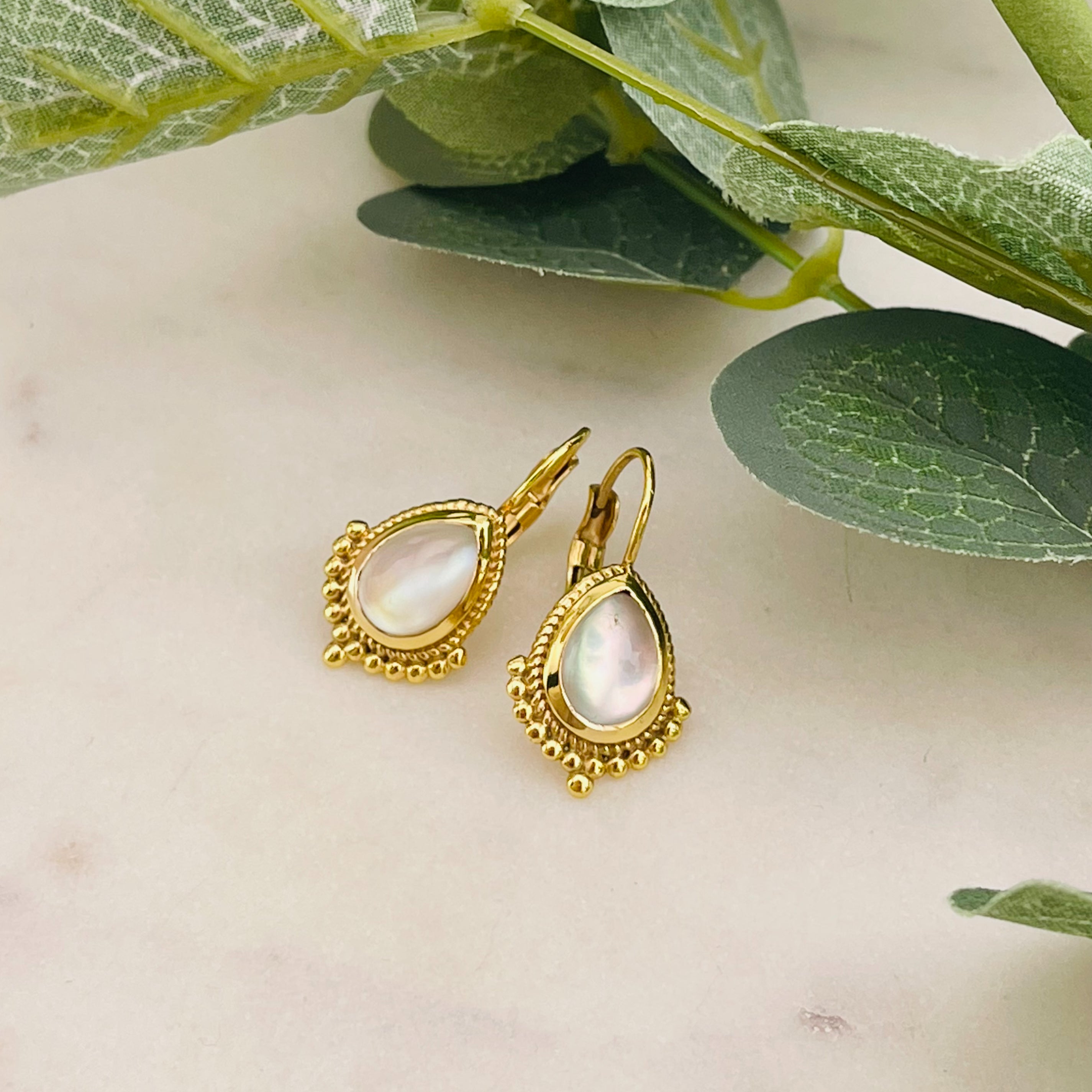 Goldene Vintage-Ohrhänger mit weissem Perlmutt Pink Sand Rachel