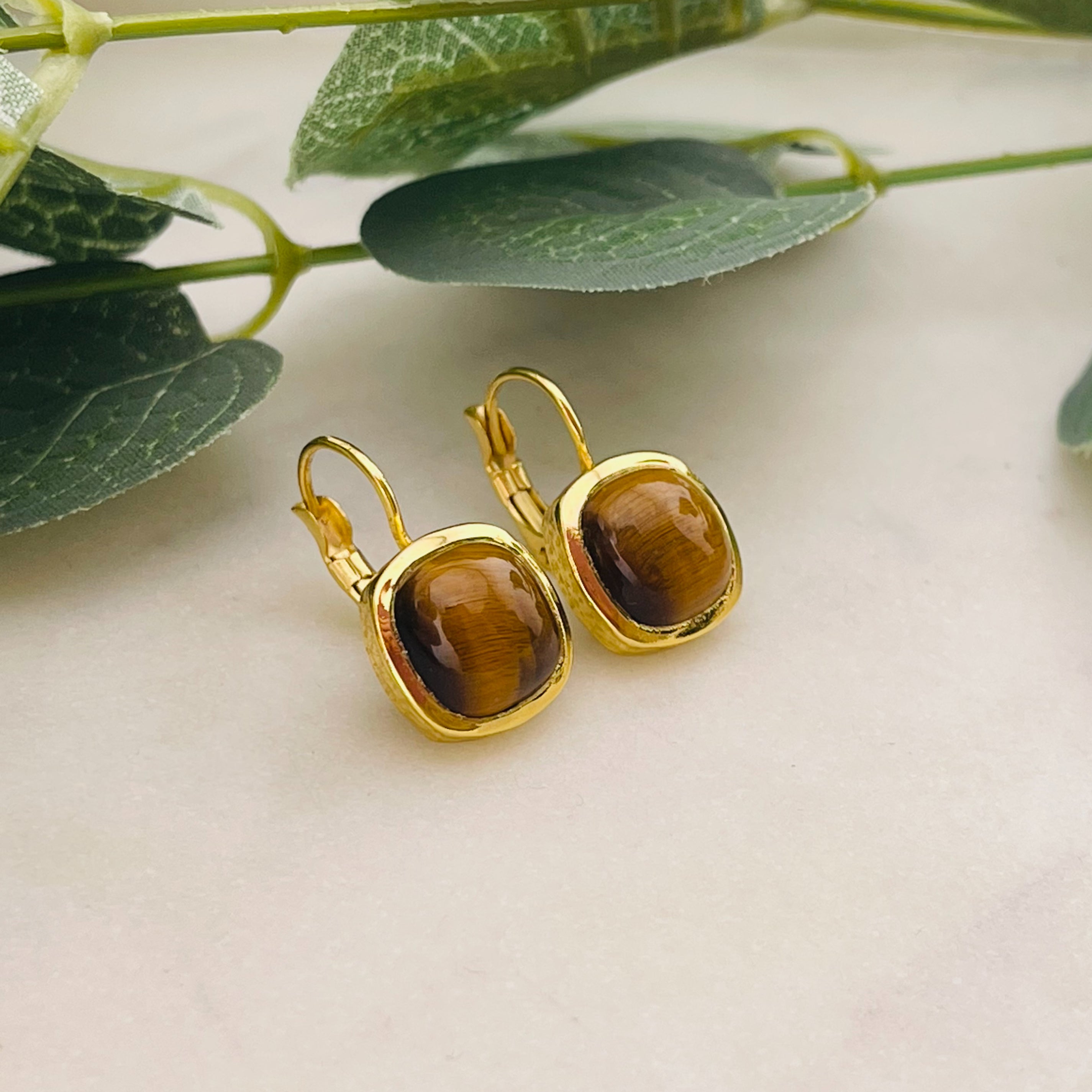 Goldene Vintage Ohrhänger mit Tigerauge Pink Sand Fawn