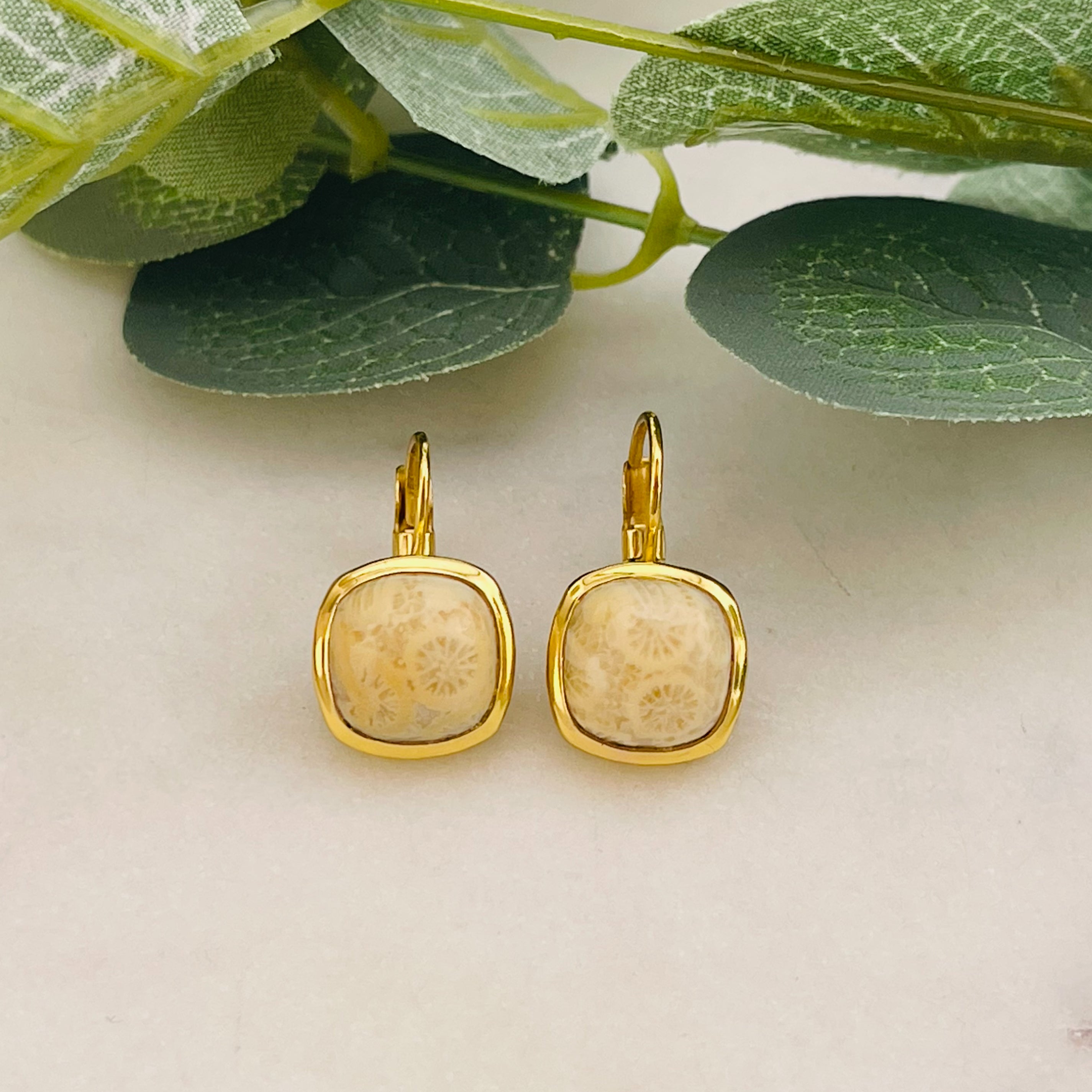 Vintage Ohrhänger Gold mit beigem Flussstein Kima
