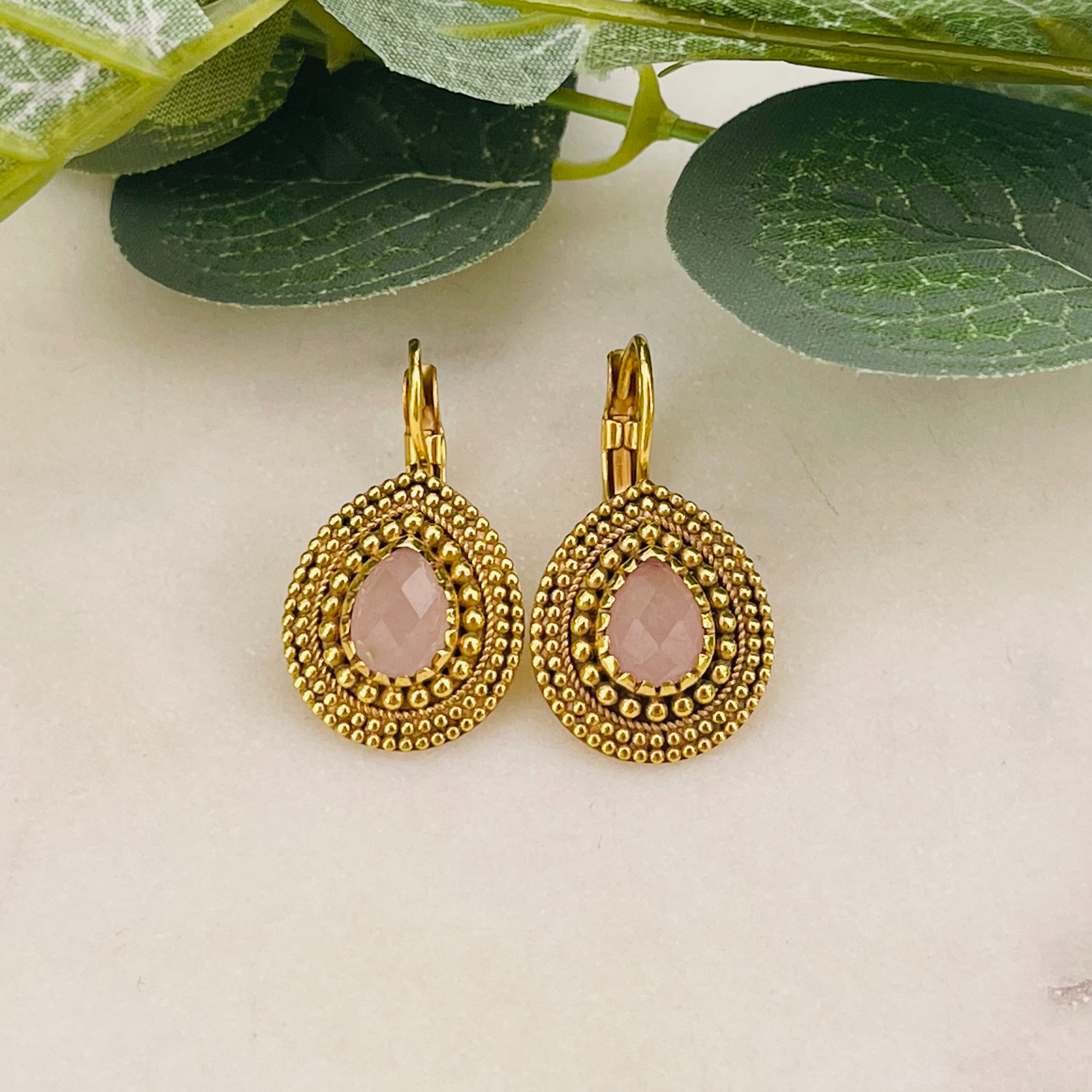 Goldene Boho Ohrhänger mit Rosa Jade Pink Sand Dezilia