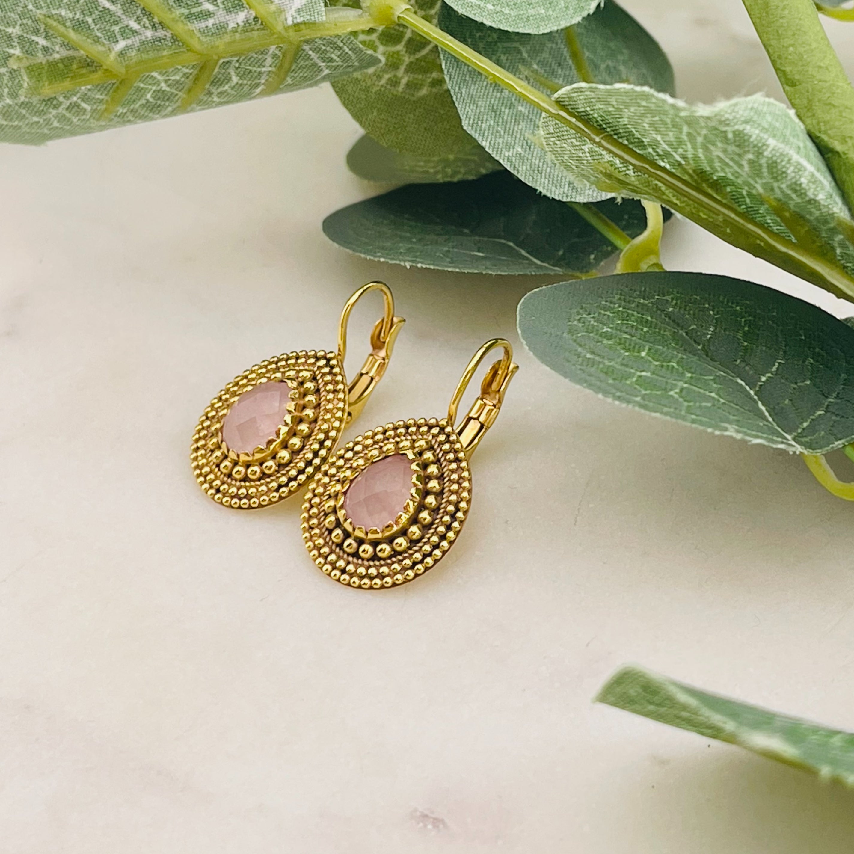 Goldene Boho Ohrhänger mit Rosa Jade Pink Sand Dezilia