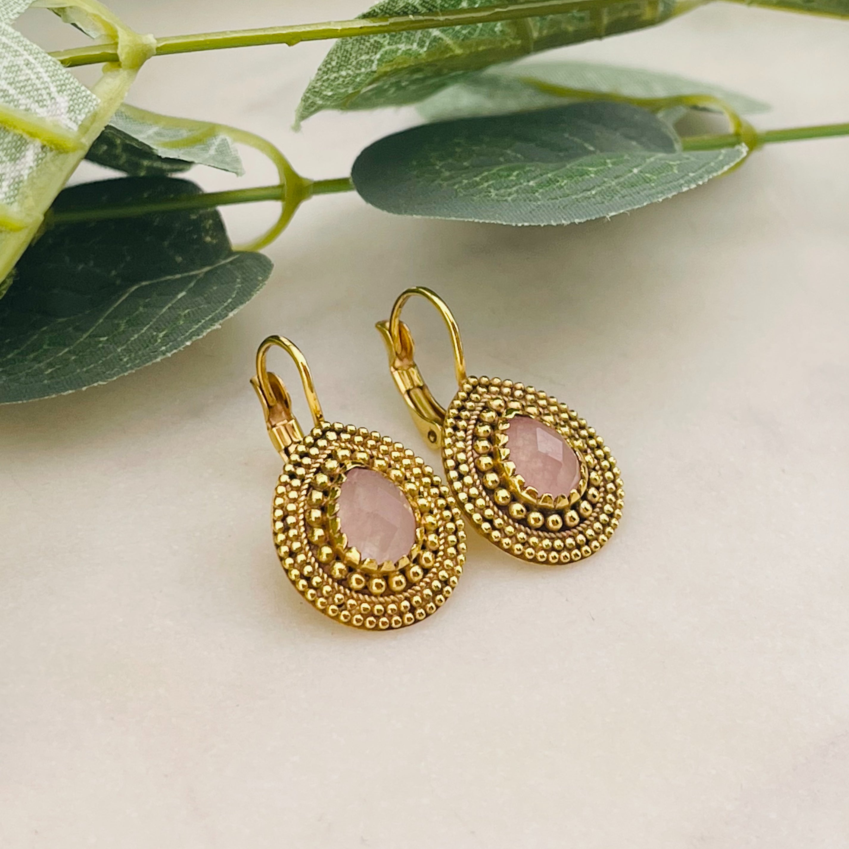 Goldene Boho Ohrhänger mit Rosa Jade Pink Sand Dezilia