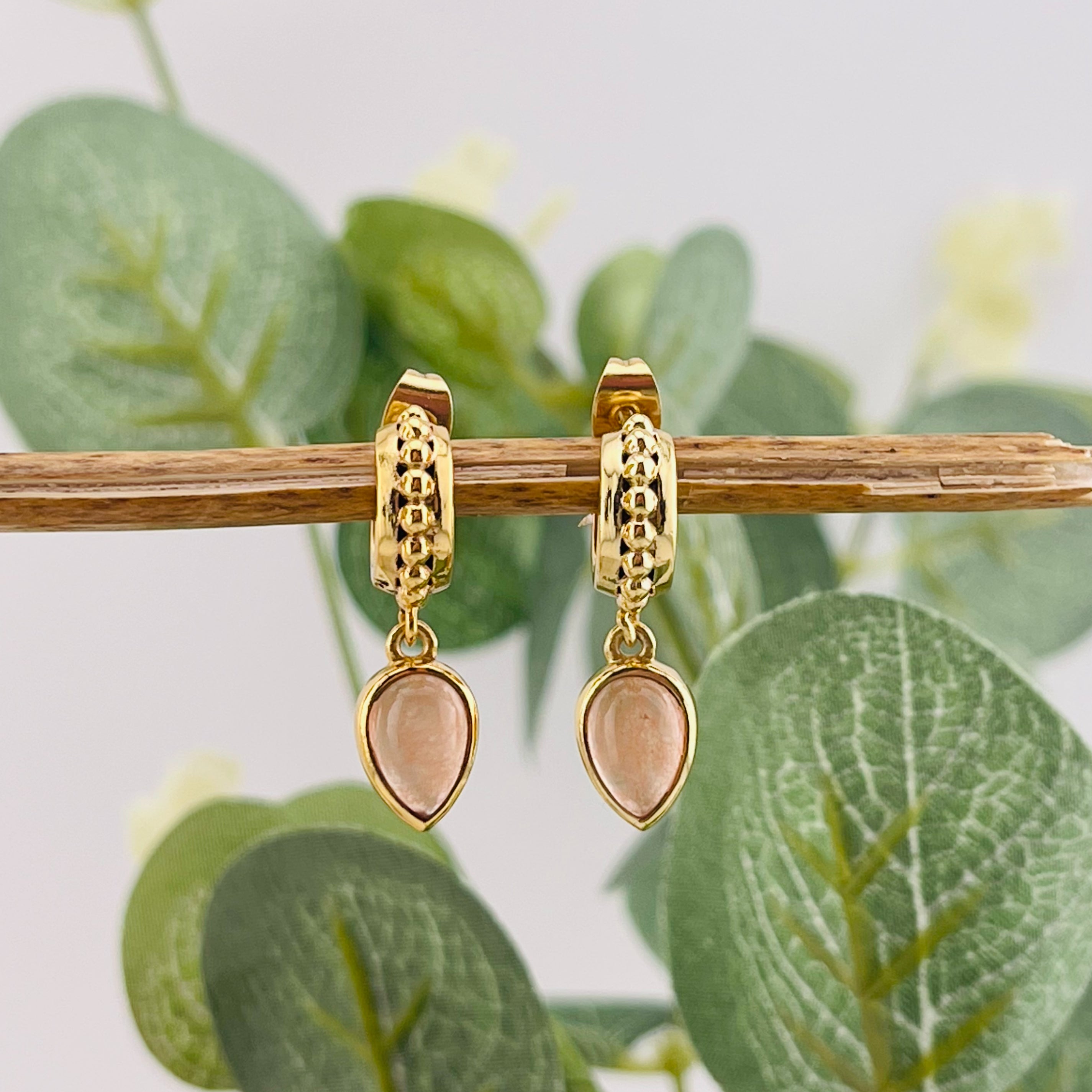 Kleine Goldcreolen mit Jade-Anhänger Boho-Style Pink Sand Bahja