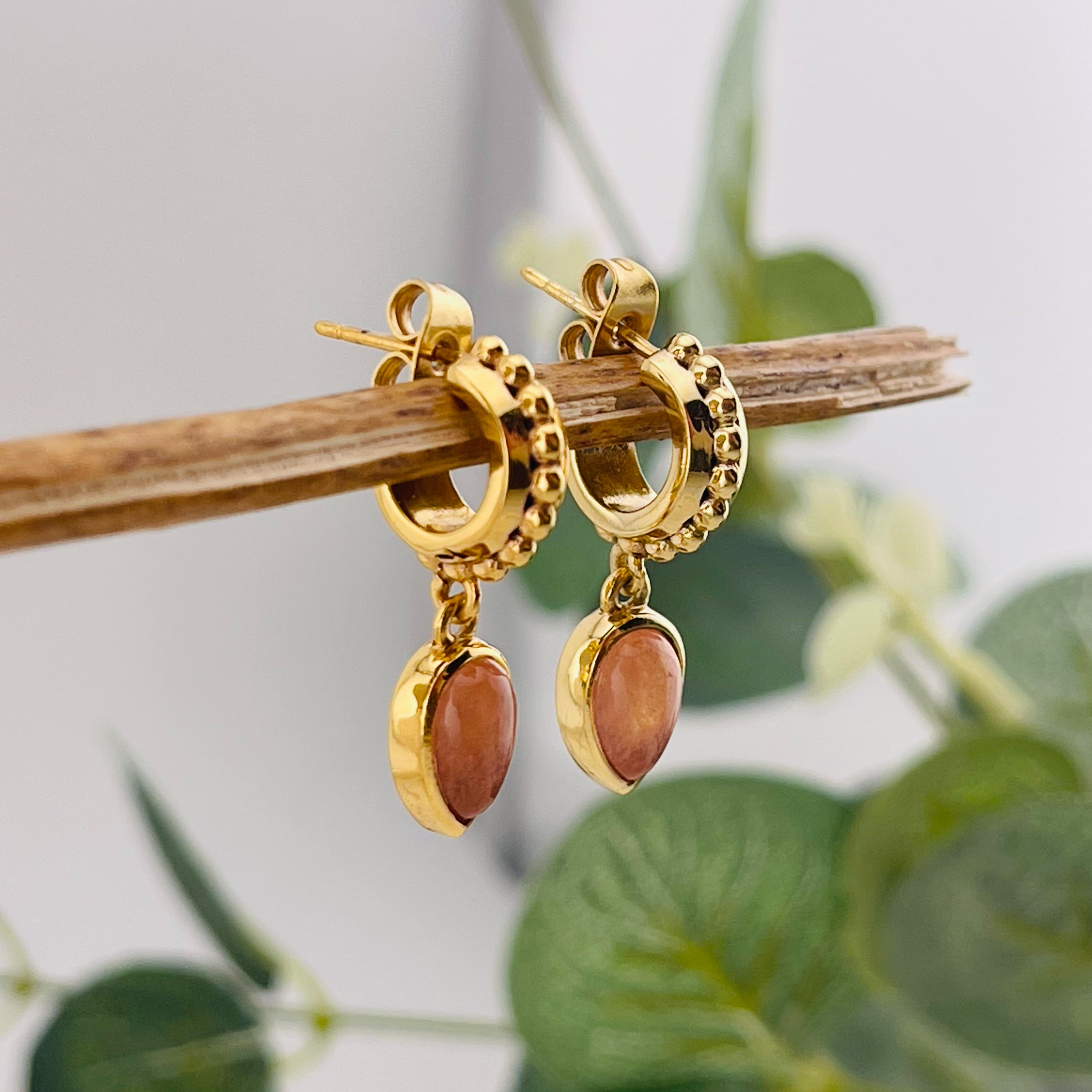 Kleine Goldcreolen mit Jade-Anhänger Boho-Style Pink Sand Bahja