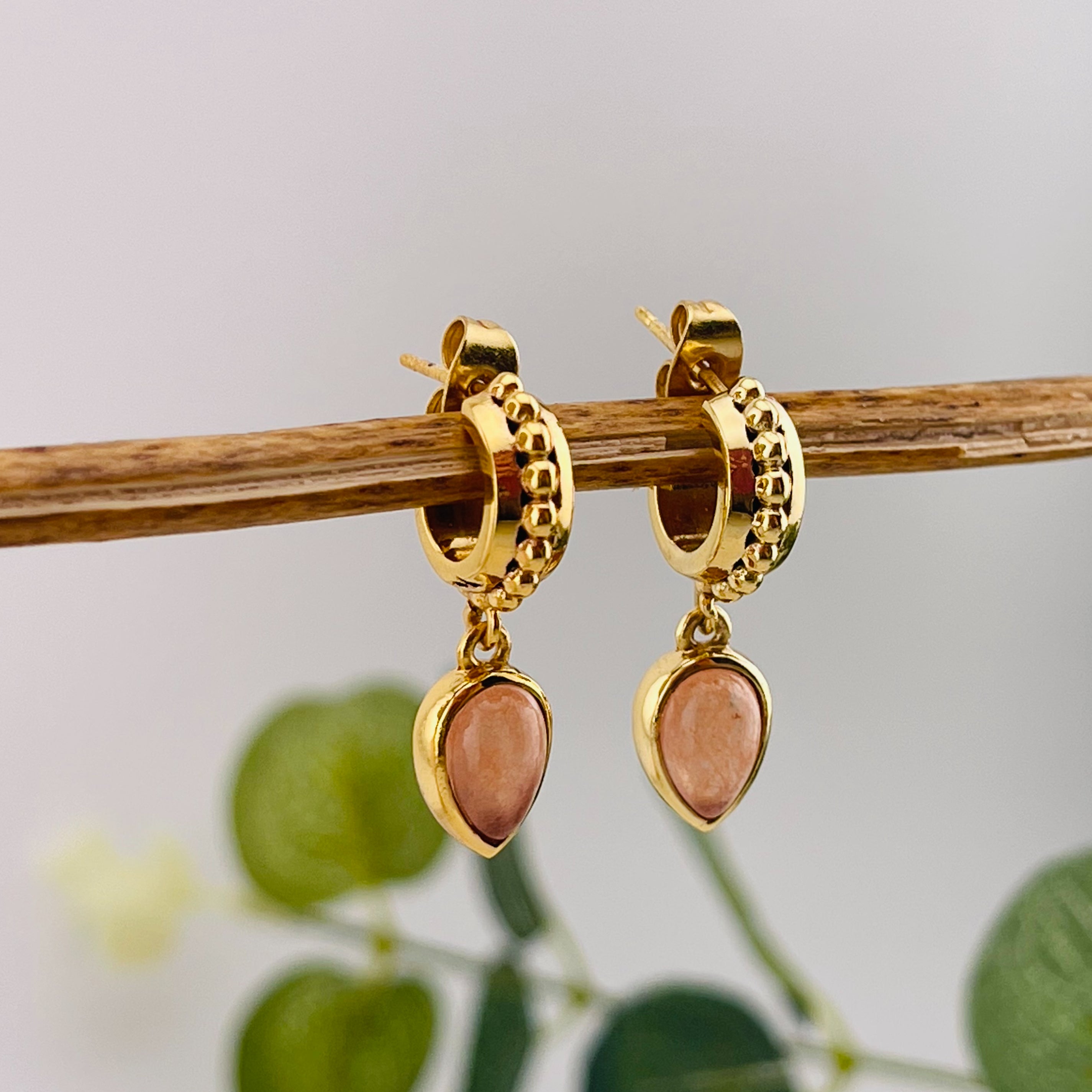 Kleine Goldcreolen mit Jade-Anhänger Boho-Style Pink Sand Bahja