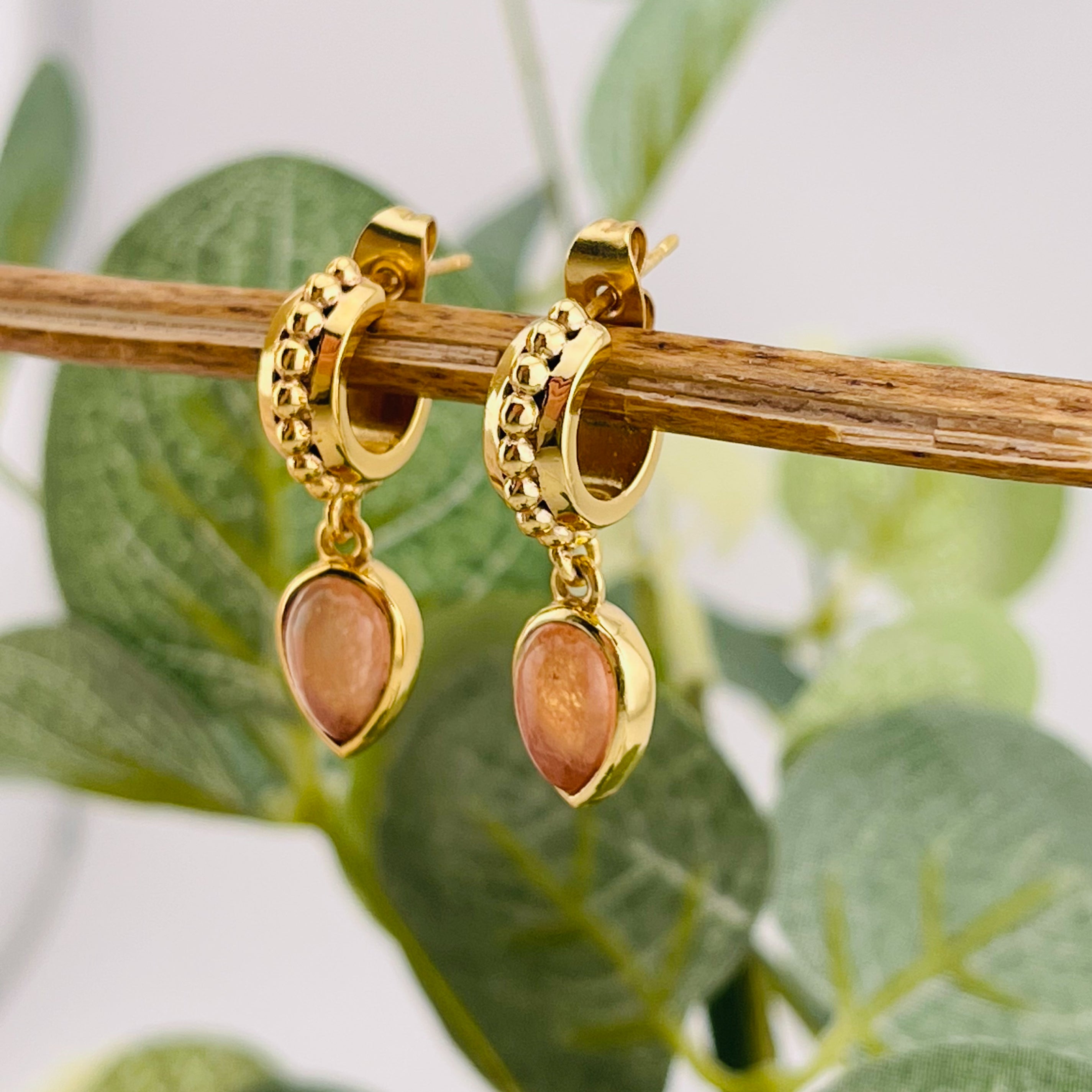 Kleine Goldcreolen mit Jade-Anhänger Boho-Style Pink Sand Bahja