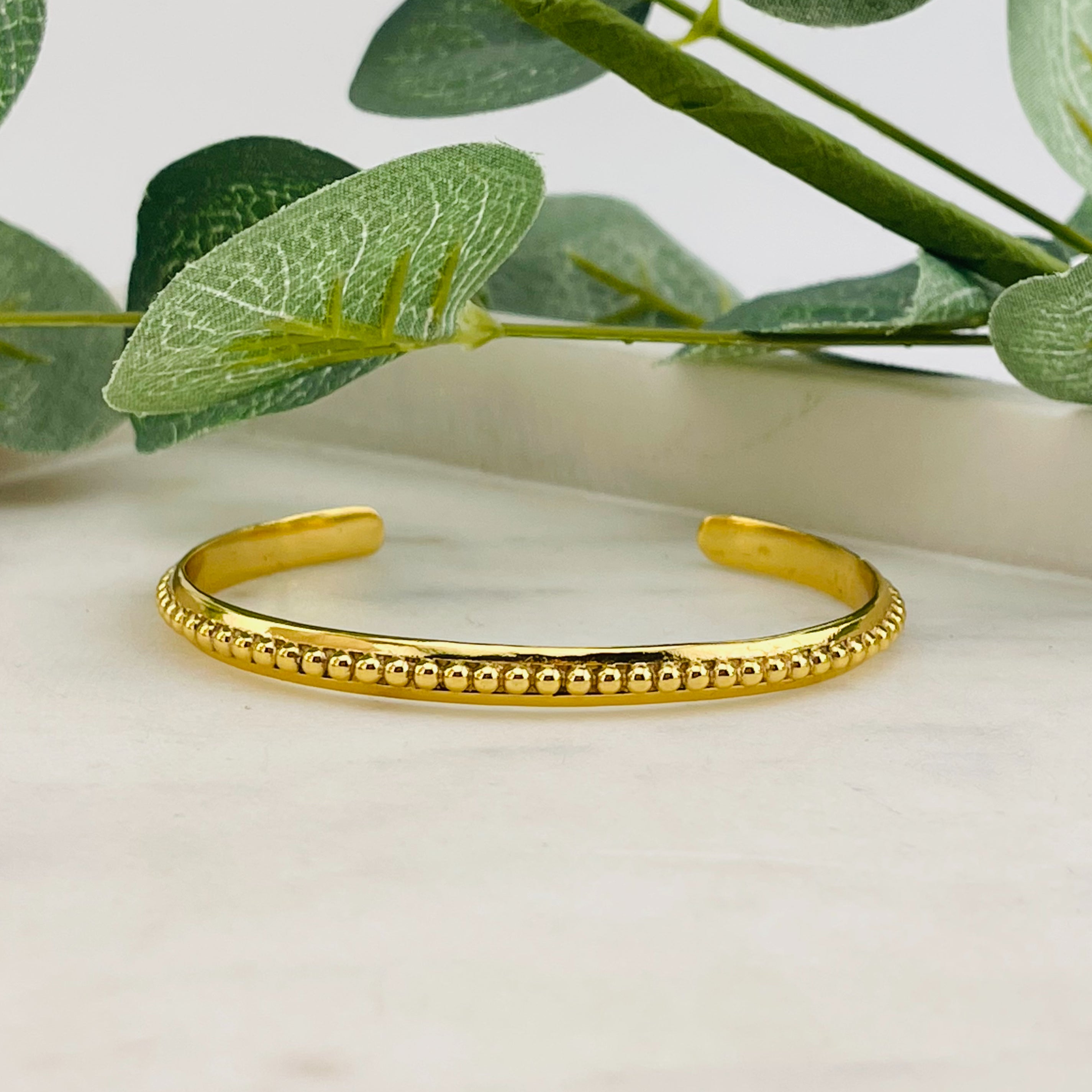 Goldener Boho-Armreif mit Kugeldekor Pink Sand Smilla