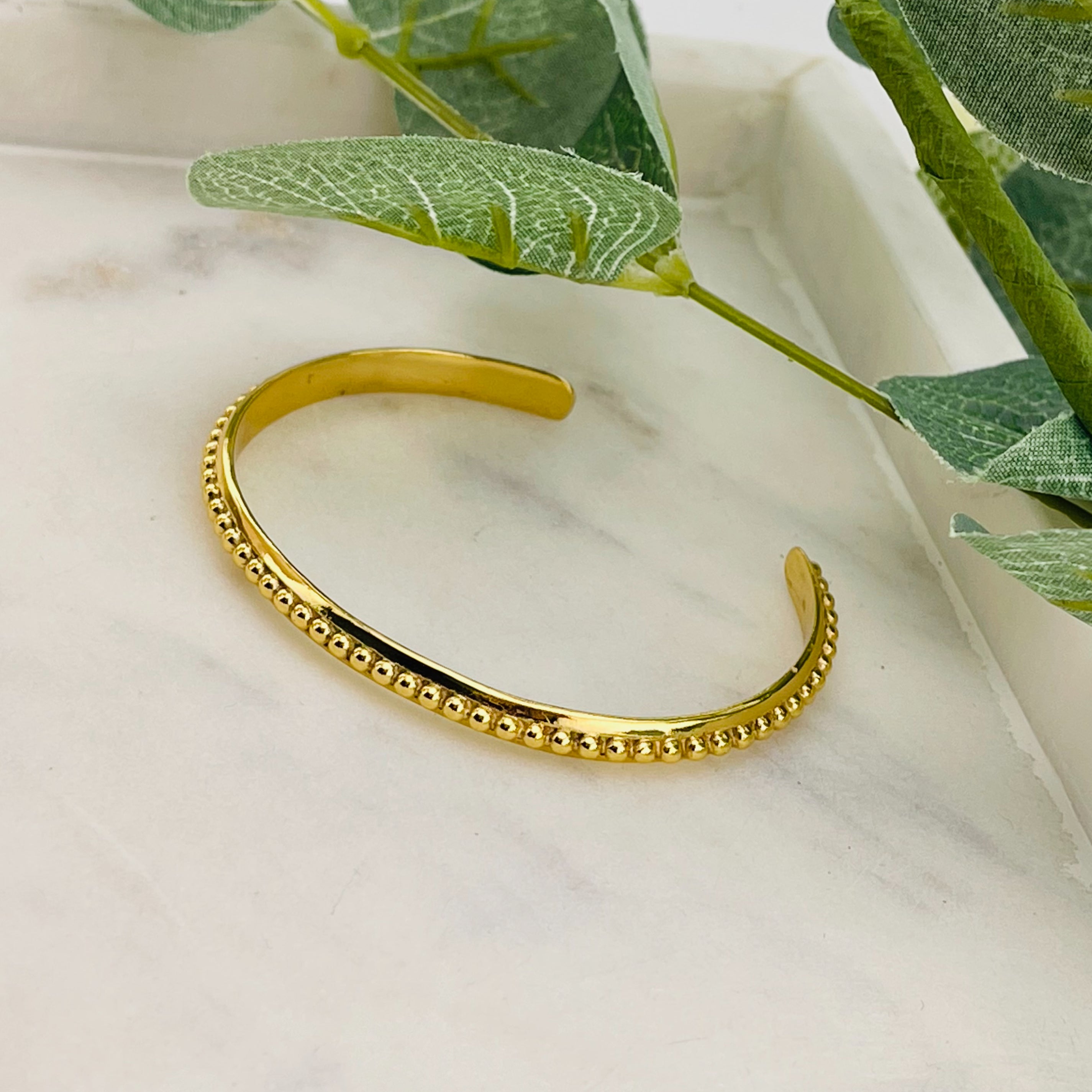 Goldener Boho-Armreif mit Kugeldekor Pink Sand Smilla