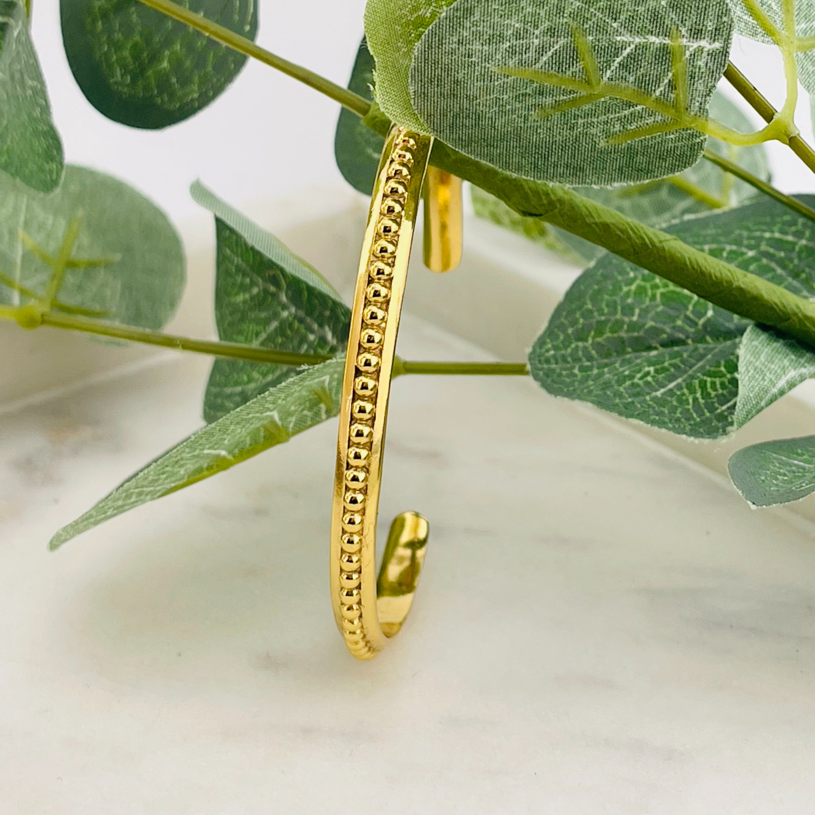 Goldener Boho-Armreif mit Kugeldekor Pink Sand Smilla