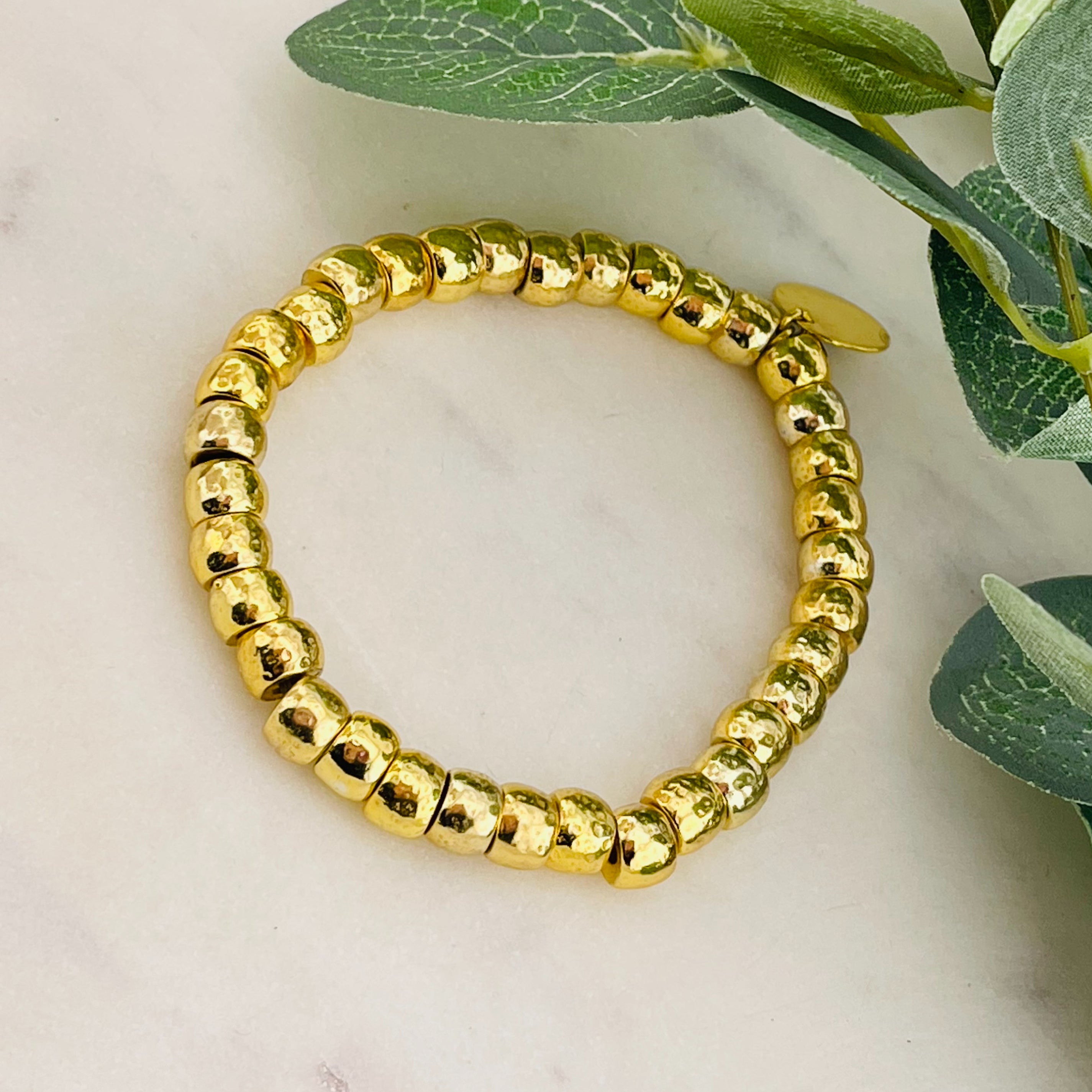Goldenes Perlenarmband mit Anhänger Pink Sand Jola