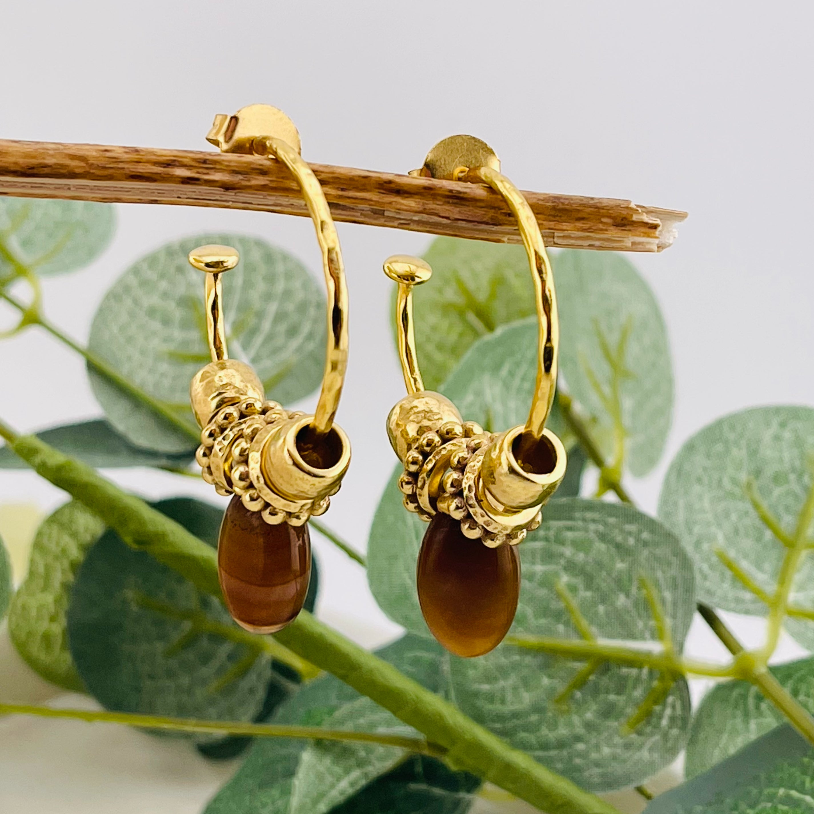 Goldene Creolen-Ohrringe mit Bronzit und Charms Pink Sand Charlotte