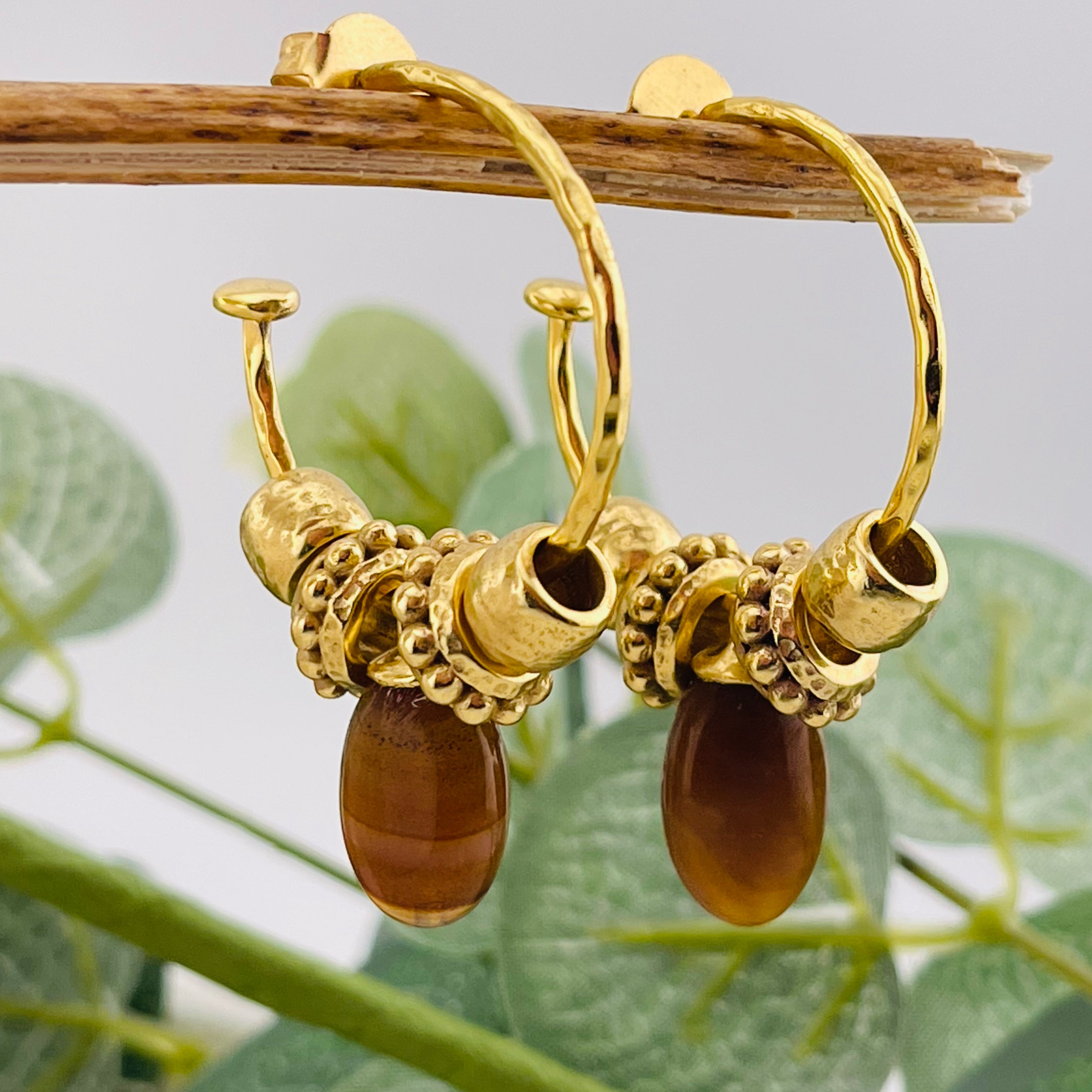 Goldene Creolen-Ohrringe mit Bronzit und Charms Pink Sand Charlotte