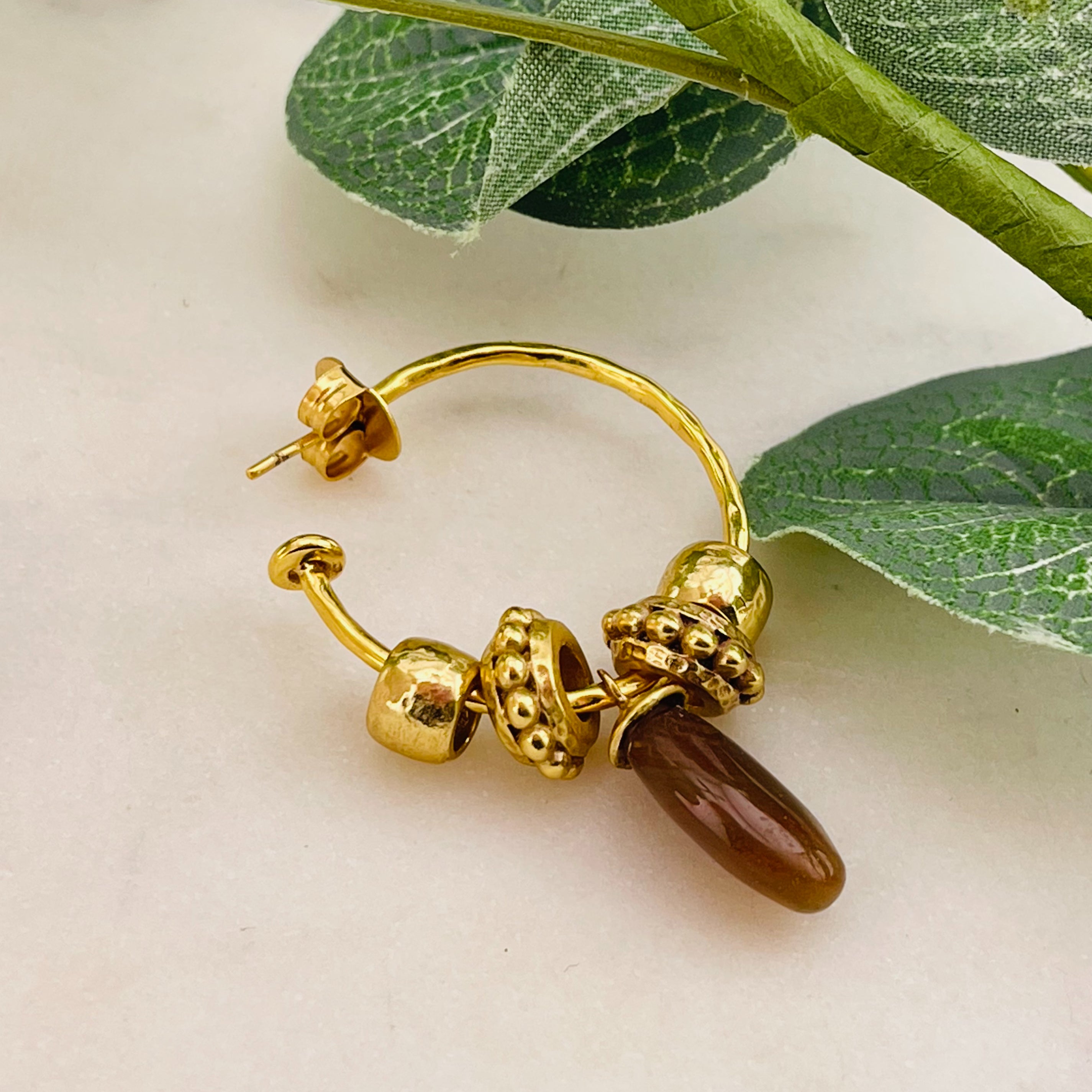 Goldene Creolen-Ohrringe mit Bronzit und Charms Pink Sand Charlotte